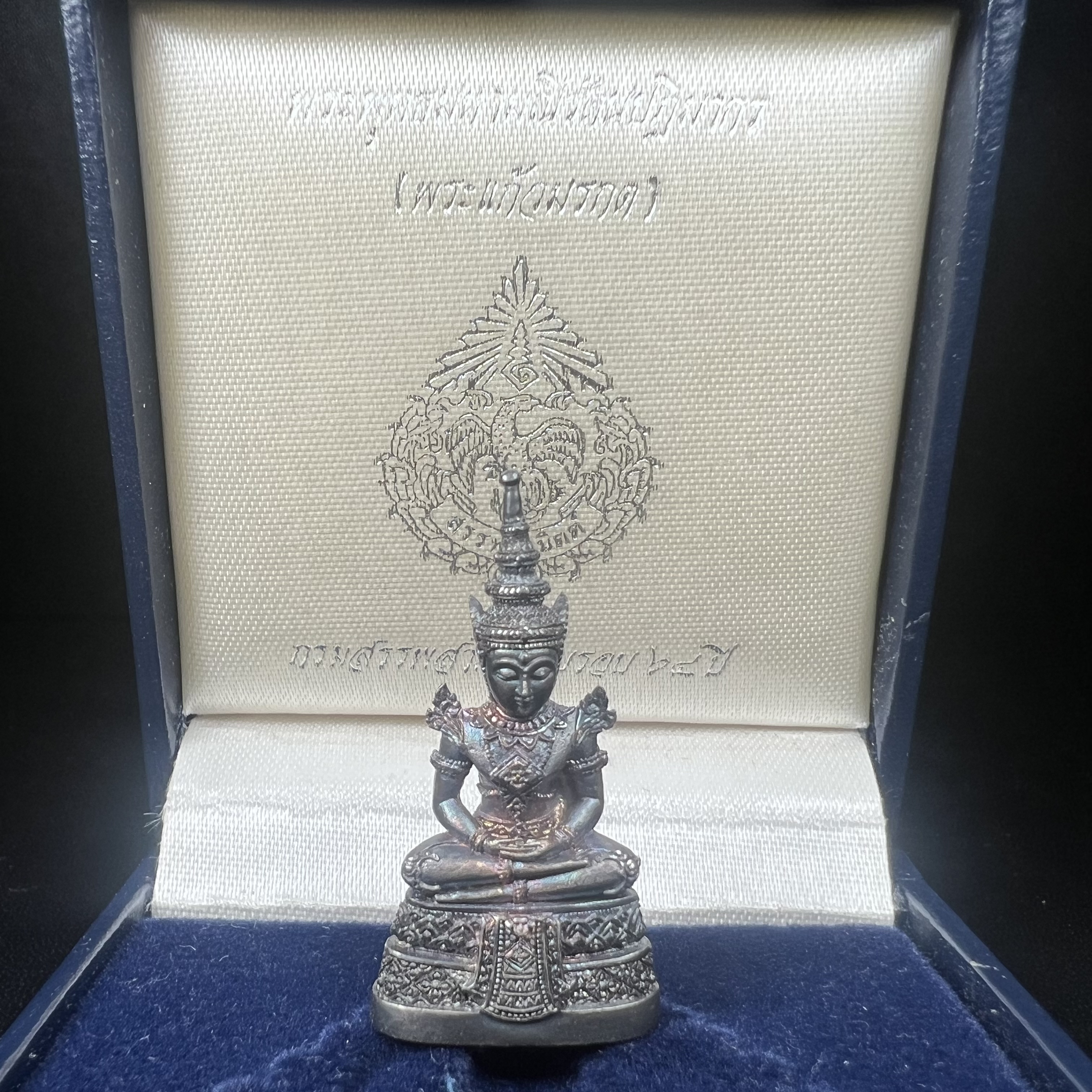 พระแก้วมรกต กรมสรรพสามิตจัดสร้างขึ้นเนื่องในโอกาสครบรอบ 64 ปีของกรมสรรพสามิต และเนื่องในวโรกาสที่พระบาทสมเด็จพระเจ้าอยู่หัวทรงครองราชย์ครบ50ปีเมื่อ พ.ศ.2539 เนื้อเงินทรายนวลขัดเงา(ผิวเดิมๆขึ้นสีรุ้งธรรมชาติสวย(สเน่ห์พระเนื้อเงินสีสันที่ธรรมชาติสรรค์สร้าง)