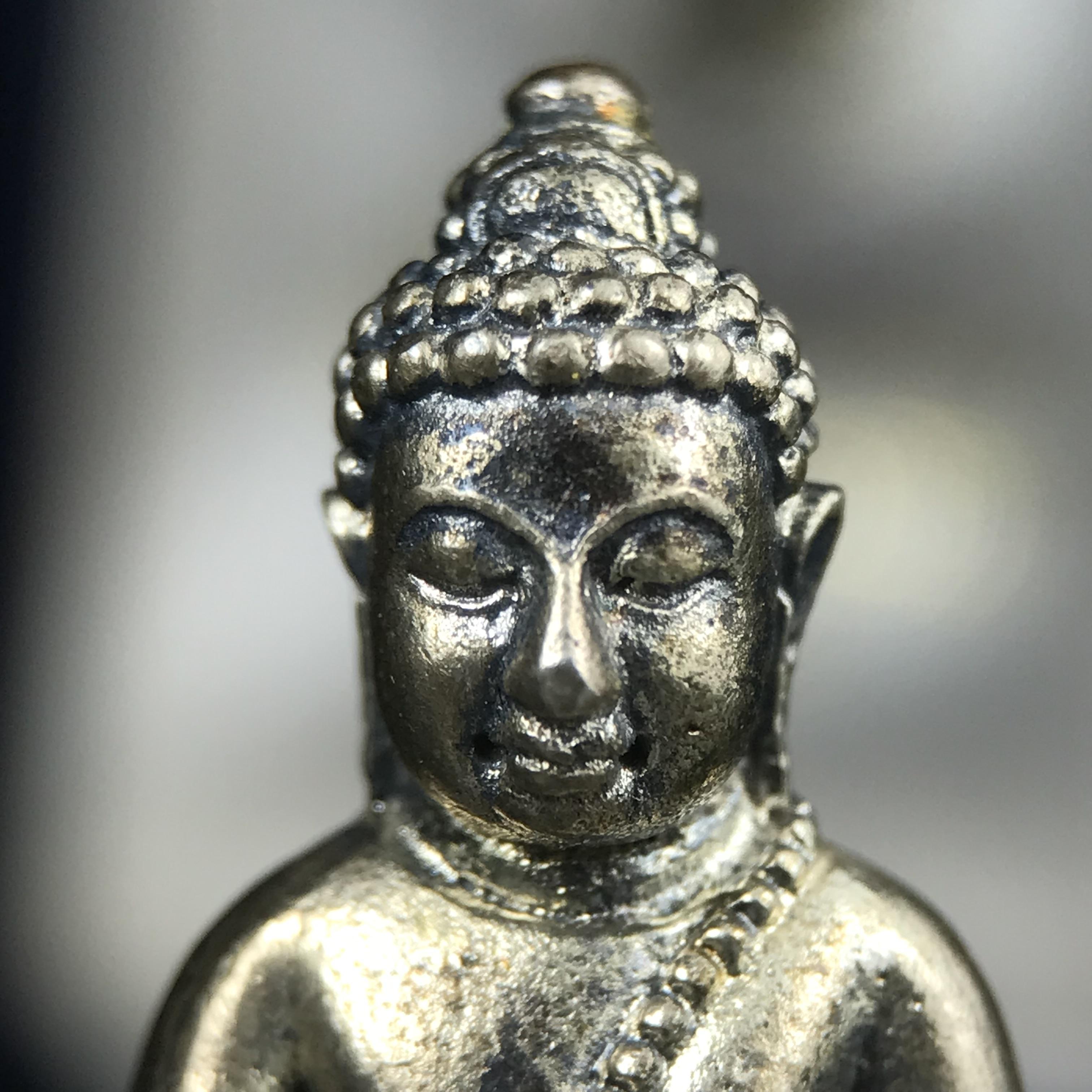 พระกริ่งนวปทุม ภปร. วัดปทุมวนาราม ปี 2535 เนื้อเงิน(ผิวเดิม ผิวน้ำทองทั่วองค์ สวย งดงาม) ขนาดสูง 3.7 ซม. พร้อมกล่องพิเศษบรรจุเดิมครบสมบูรณ์ (ในหลวงรัชกาลที่9เสด็จเททอง)(1ใน3000องค์)นิยมหายาก