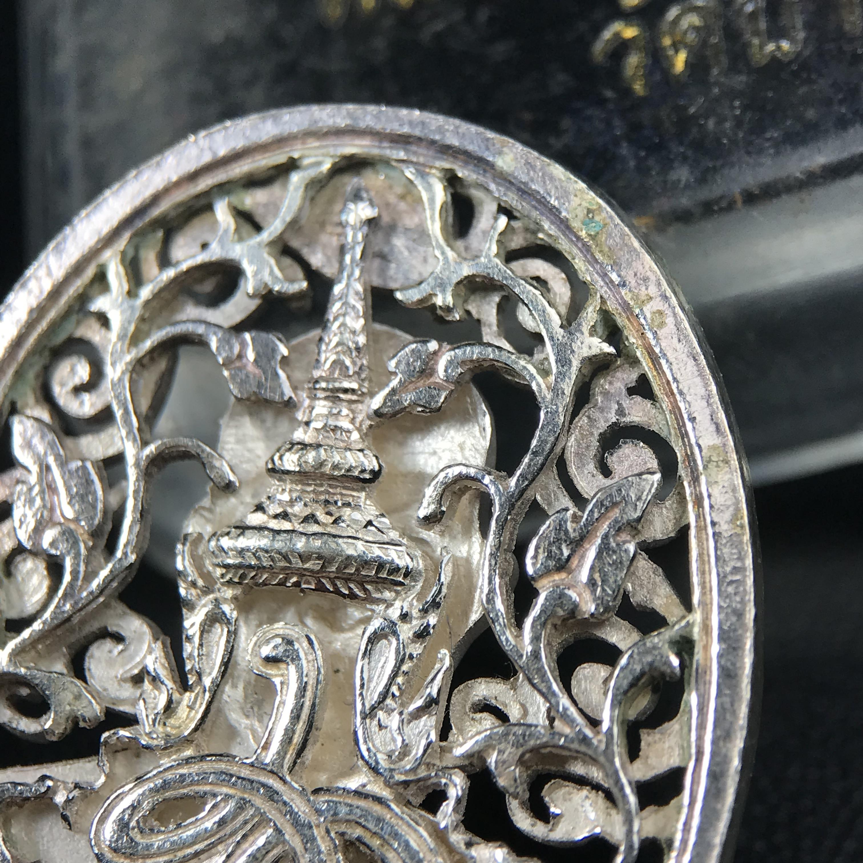 เหรียญหลวงพ่อคูณ ปริสุทโธ วัดบ้านไร่ รุ่น สก. ปี 2536 พิมพ์ลายฉลุ เนื้อเงิน(สวย งดงาม หายาก) งานมหามงคลเฉลิมพระชนมพรรษา 5 รอบ สมเด็จพระบรมราชินีนาถ จัดสร้างโดย กองพลทหารราบที่๒ ทหารเสือราชินี รักษาพระองค์ (พิธีใหญ่ ประวัติชัดเจน อีกหนึ่งรุ่นยอดนิยม)