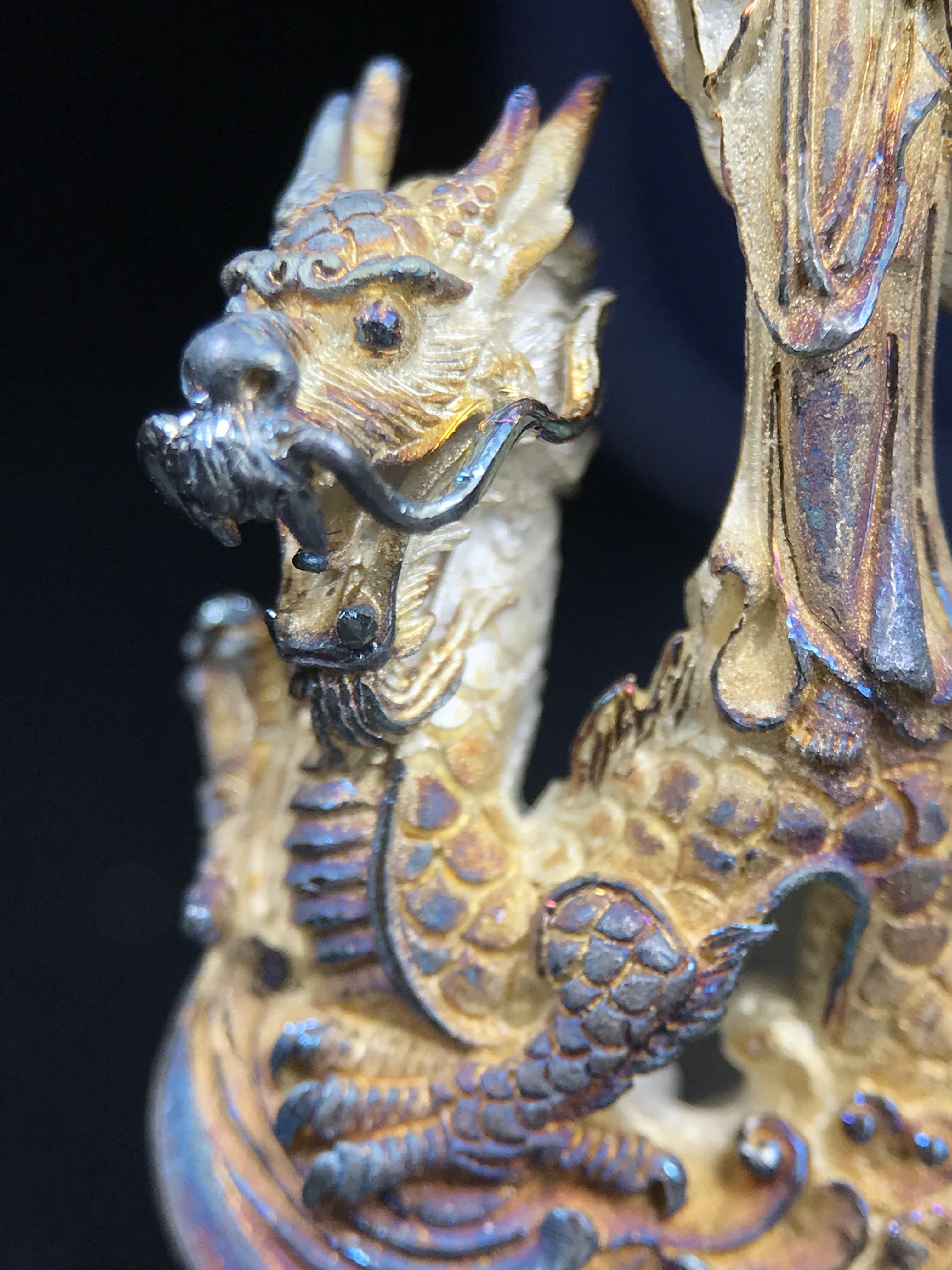 รูปหล่อลอยองค์พระโพธิสัตว์กวนอิม ทรงประทับมังกร จ.ระนอง ปี 2539 เนื้อเงิน พิมพ์ใหญ่(ผิวรุ้งไฟ)(สภาพผิวเดิมขึ้นสีรุ้งธรรมชาติสวยแบบนิยม)(เสน่ห์พระเนื้อเงินสีสันที่ธรรมชาติสรรค์สร้าง)เฉลิมฉลองในวโรกาสที่พระบาทสมเด็จพระเจ้าอยู่หัวทรงครองสิริราชสมบัติครบ50ปี