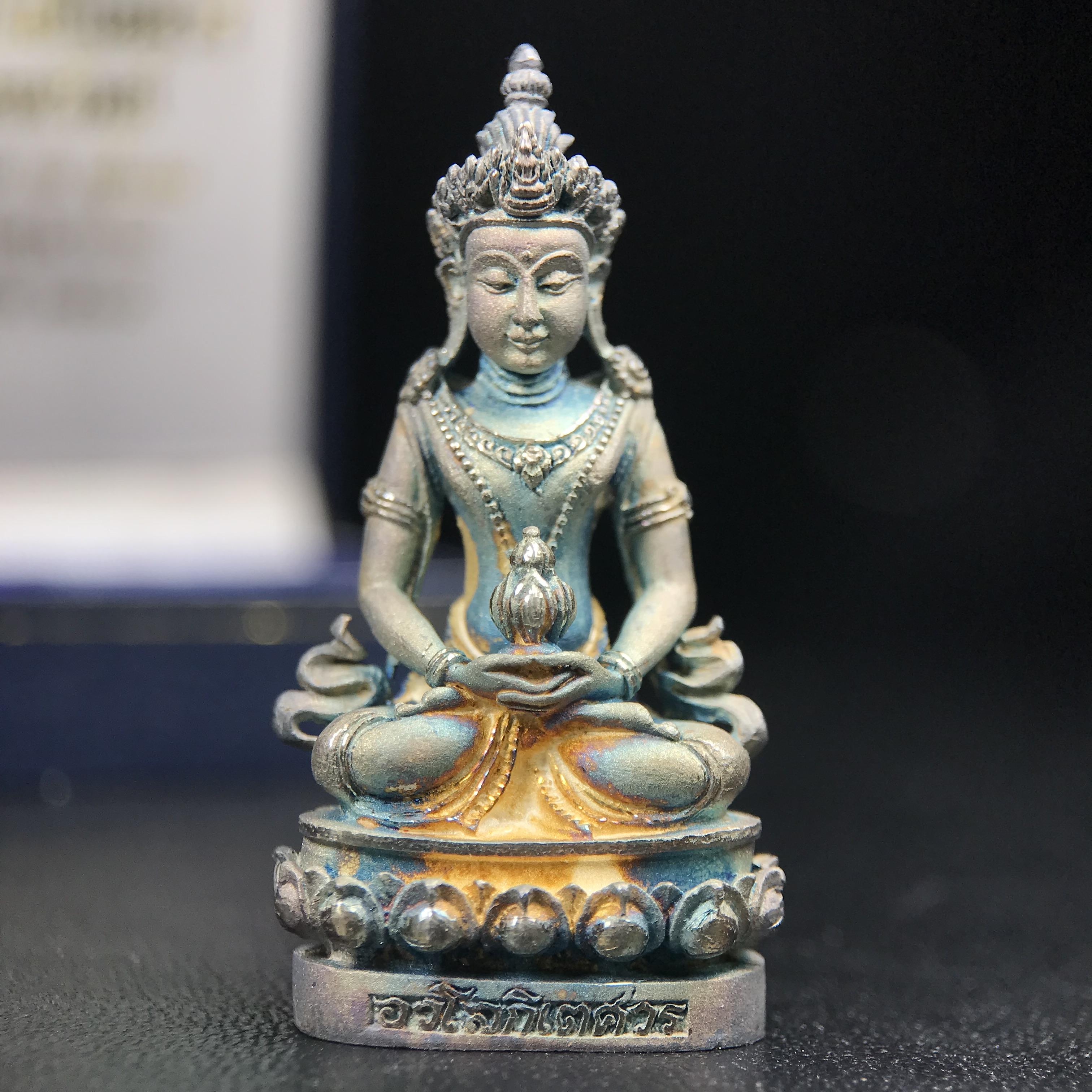 พระกริ่งอวโลกิเตศวร ( เจ้าแม่กวนอิม ) วัดโพธิ์แมนคุณาราม รุ่นอุดมโภคทรัพย์ ปี 2539 เนื้อเงินพ่นทราย(ผิวเดิม ขึ้นสีรุ้งธรรมชาติ แบบนิยม เสน่ห์ของพระเนื้อเงิน)(พร้อมกล่องบรรจุเดิม)(อีกหนึ่งรุ่นยอดนิยม พุทธศิลป์สวยงดงาม)หายาก 1 ใน 5000 องค์*องค์หมายเลข ๒๑๖๒*