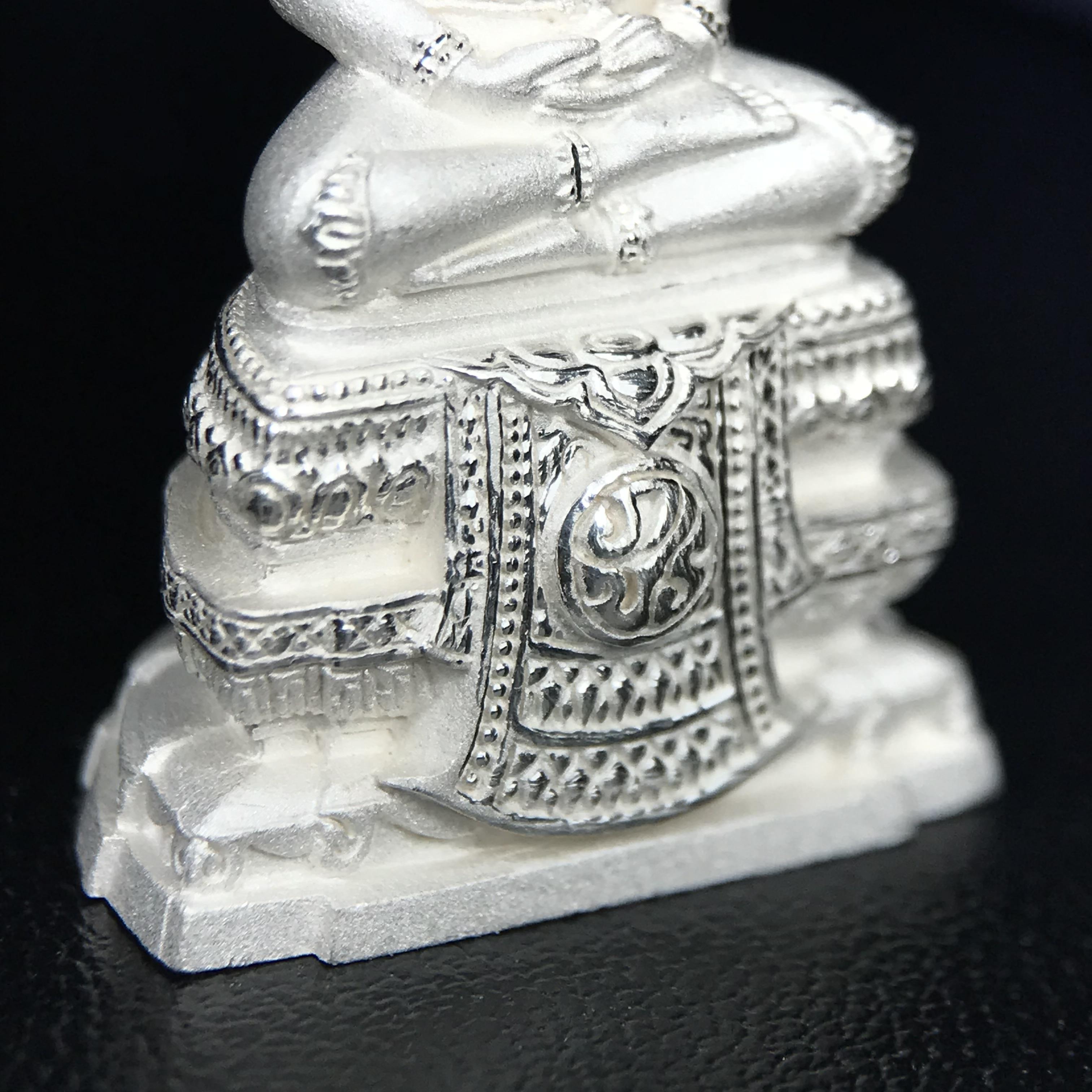 พระแก้วมรกต ภปร. ปี 2547 จัดสร้างโดยโรงพยาบาลภูมิพลอดุลยเดช เนื้อเงิน ลอยองค์ หน้าตัก 1/2 นิ้ว พิธีมหามังคาภิเษก ณ พระอุโบสถวัดพระศรีรัตนศาสดาราม(วัดพระแก้ว) งดงามทรงคุณค่าอีกหนึ่งรุ่นยอดนิยม หายาก(หมายเลขต้นๆหลักร้อย ๗๙๓)(1ใน3000องค์)