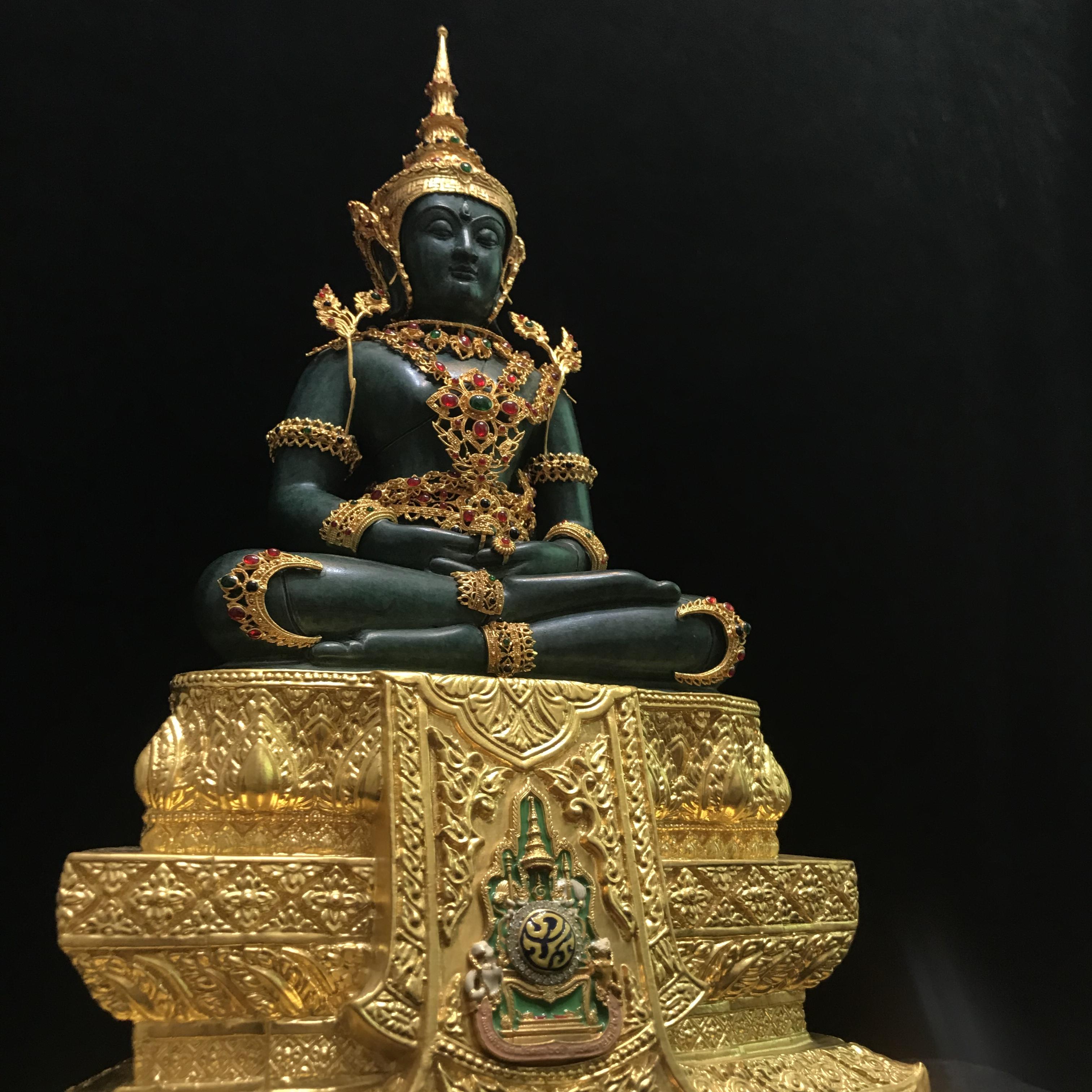 พระแก้วมรกต(จำลอง)ลอยองค์ ขนาดหน้าตัก 5 นิ้ว ทรงเครื่องฤดูร้อน เนื้อโลหะเคลือบสีเขียว เครื่องทรงชุบทองลงยาสี ฐานเนื้อโลหะ ลงรักปิดทองคำ ประดิษฐานตราสัญลักษณ์ฉลองสิริราชสมบัติ ครบ 60 ปี