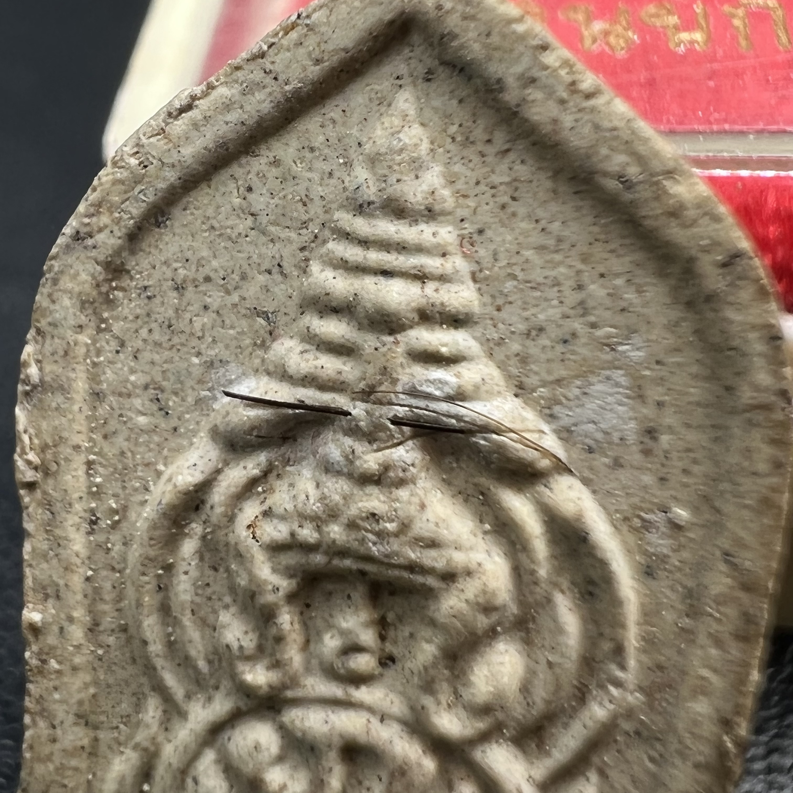 พระผงพระศาสดา หลัง ภปร. พิมพ์ใบเสมา วัดบวรนิเวศวิหาร ปี 2532 จัดสร้างในโอกาสสองทศวรรษรามาธิบดี เพื่อศูนย์การแพทย์สิริกิติ์ เนื้อผงพุทธคุณ มวลสารจิตรลดาพระราชทาน เส้นพระเกศาสมเด็จพระสังฆราช(พิธีใหญ่ มวลสารมงคล สวยงามเข้มขลัง)พร้อมกล่องบรรจุเดิม