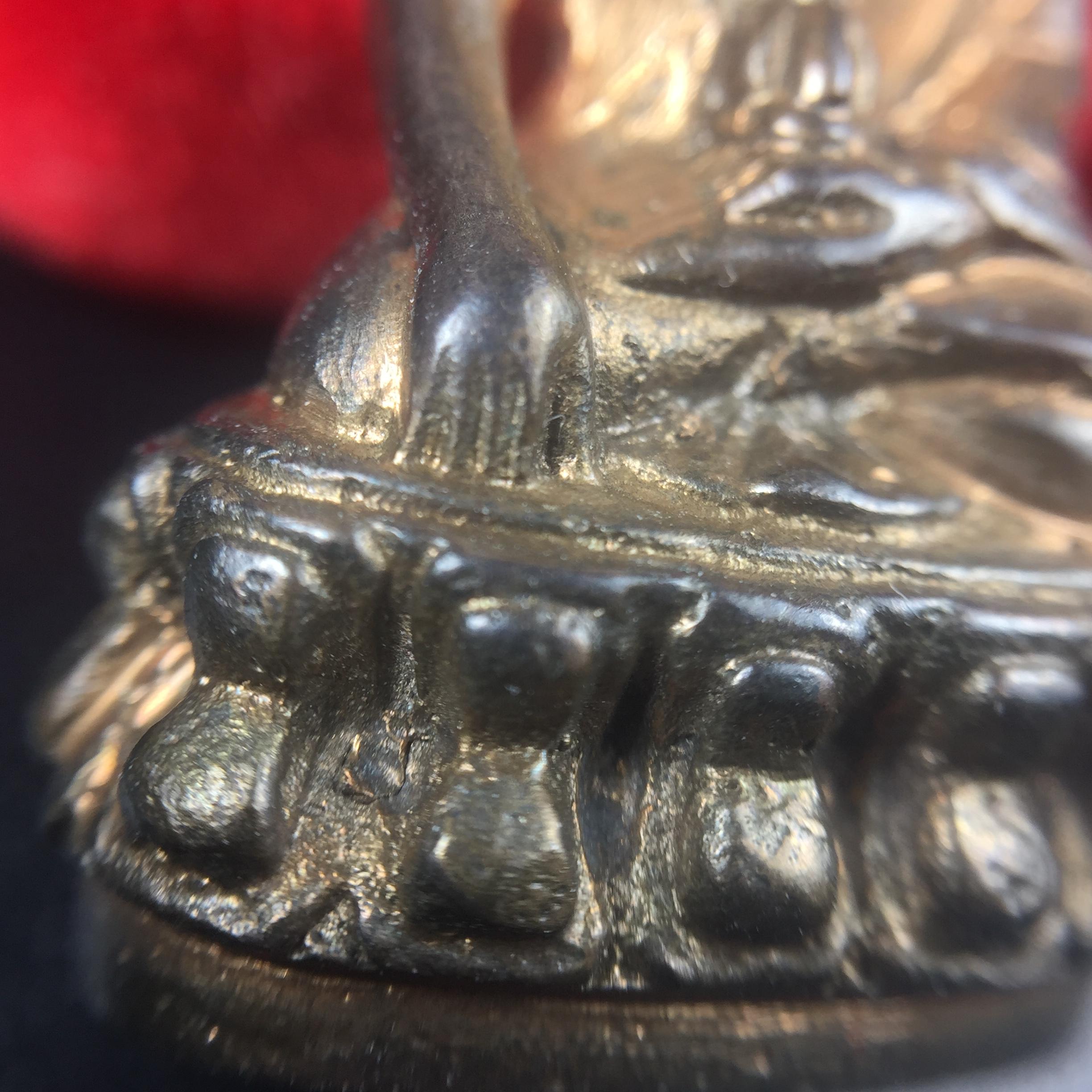 พระกริ่ง-พระชัยวัฒน์ ปวเรศ ปี2530 วัดบวรนิเวศราชวรวิหาร(องค์พระชัยวัฒน์เลี่ยมกรอบทองคำแท้)(ในหลวง ร.9 เสด็จเททอง)(บรรจุเส้นเกศาในหลวงรัชกาลที่9)พร้อมสูจิบัตรเดิมตอนจัดสร้าง(สภาพสวยครบสมบูรณ์) (องค์หน้าใหญ่)(องค์ทองทบ)แบบพิมพ์นิยมหายาก