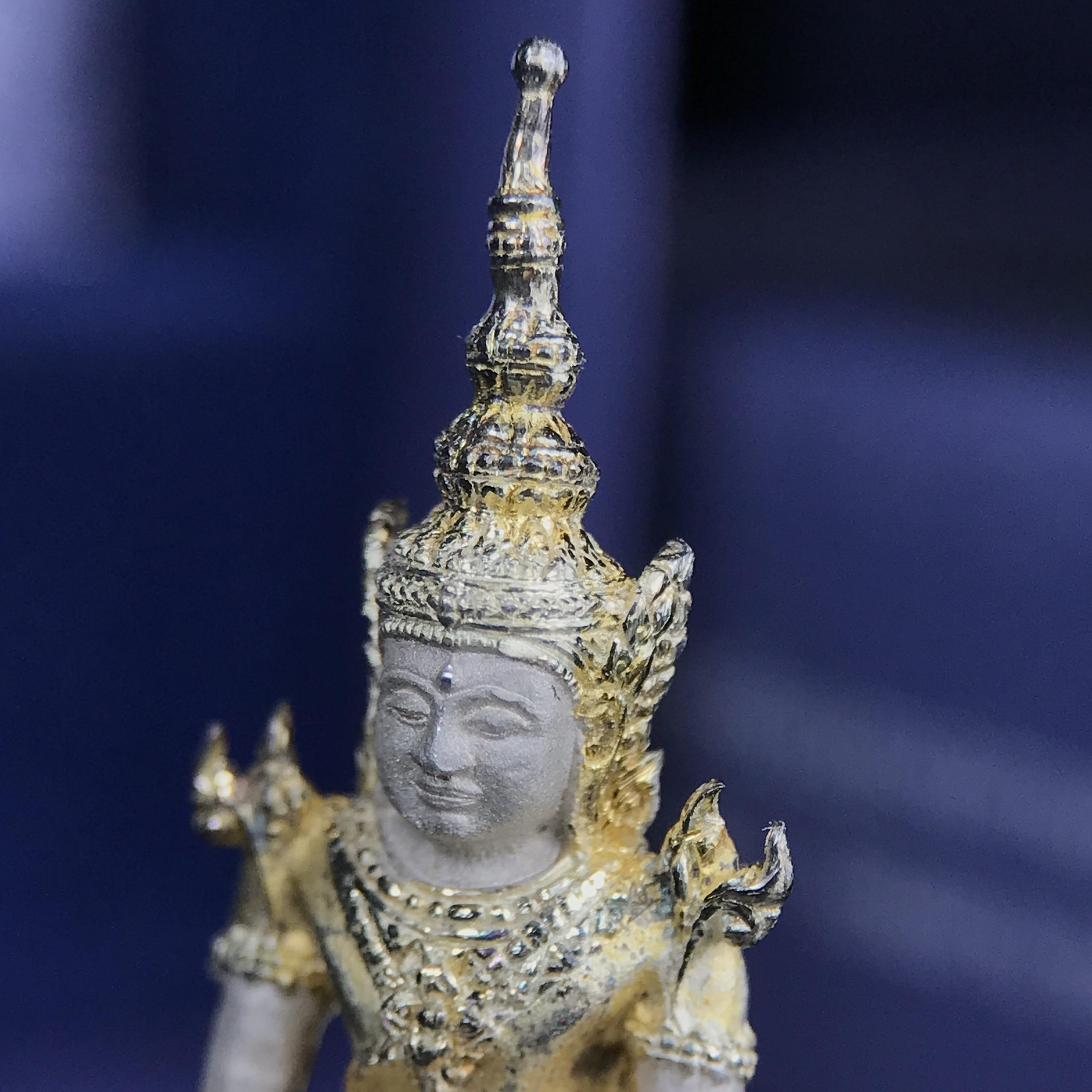 พระแก้วมรกต ภปร. ปี 2547 จัดสร้างโดยโรงพยาบาลภูมิพลอดุลยเดช เนื้อเงิน(3 กษัตริย์) ลอยองค์ หน้าตัก 1/2 นิ้ว สูง 3.7 ซม.พิธีมหามังคาภิเษก ณ พระอุโบสถวัดพระศรีรัตนศาสดาราม(วัดพระแก้ว) งดงามทรงคุณค่าอีกหนึ่งรุ่นยอดนิยม หายาก(องค์หมายเลข ๑๔๑๔)