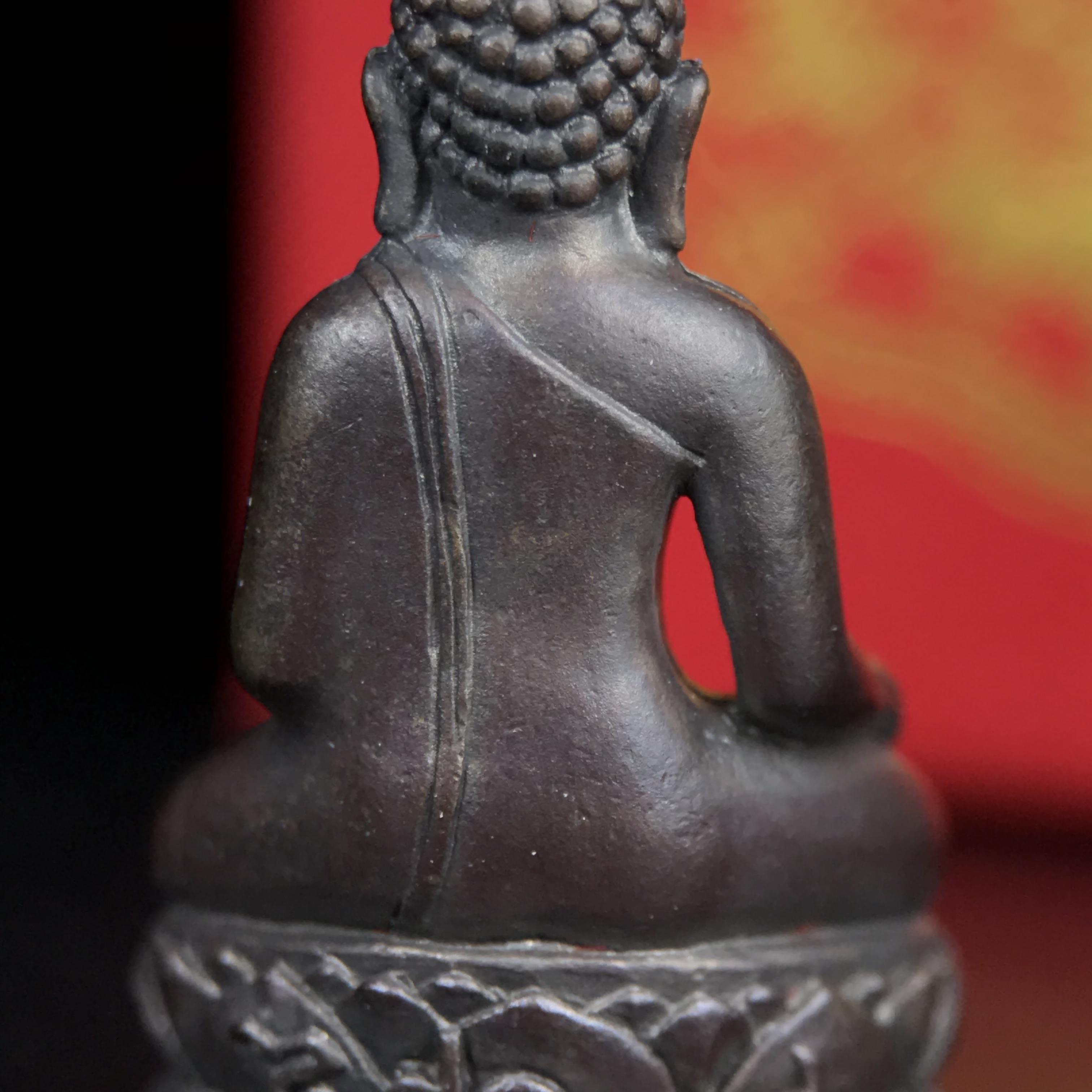 พระกริ่งไพรีพินาศ บรรจุเหล็กไหล ครั้งแรกและครั้งเดียวในประวัติศาสตร์ เฉลิมพระเกียรติ พระบาทสมเด็จพระเจ้าอยู่หัวรัชกาลที่9 พระชนมพรรษา 6 รอบ ปี2542 เนื้อนวโลหะผสมทองคำ(บรรจุเหล็กไหล)ดีนอก-ดีใน พิธีใหญ่ มวลสารเด่น (หายาก)