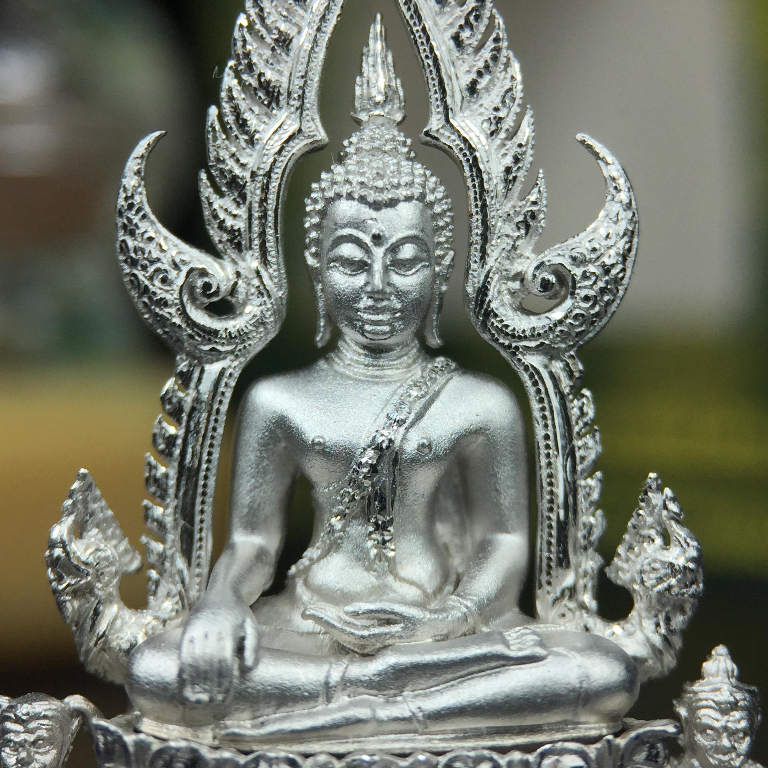 พระพุทธชินราช(จำลอง) ภปร. 84 พรรษา ปี 2554 เนื้อเงินชุบทองคำขาว พิมพ์กลางขนาดหน้าตัก 1/2 นิ้ว(พระราชทานมวลสาร จิตรลดาและเส้นพระเจ้า(เส้นผม)รัชกาลที่9)พุทธศิลป์ทรงคุณค่าอีกหนึ่งรุ่นยอดนิยม(องค์หมายเลขสวย เลขคู่ 1155)