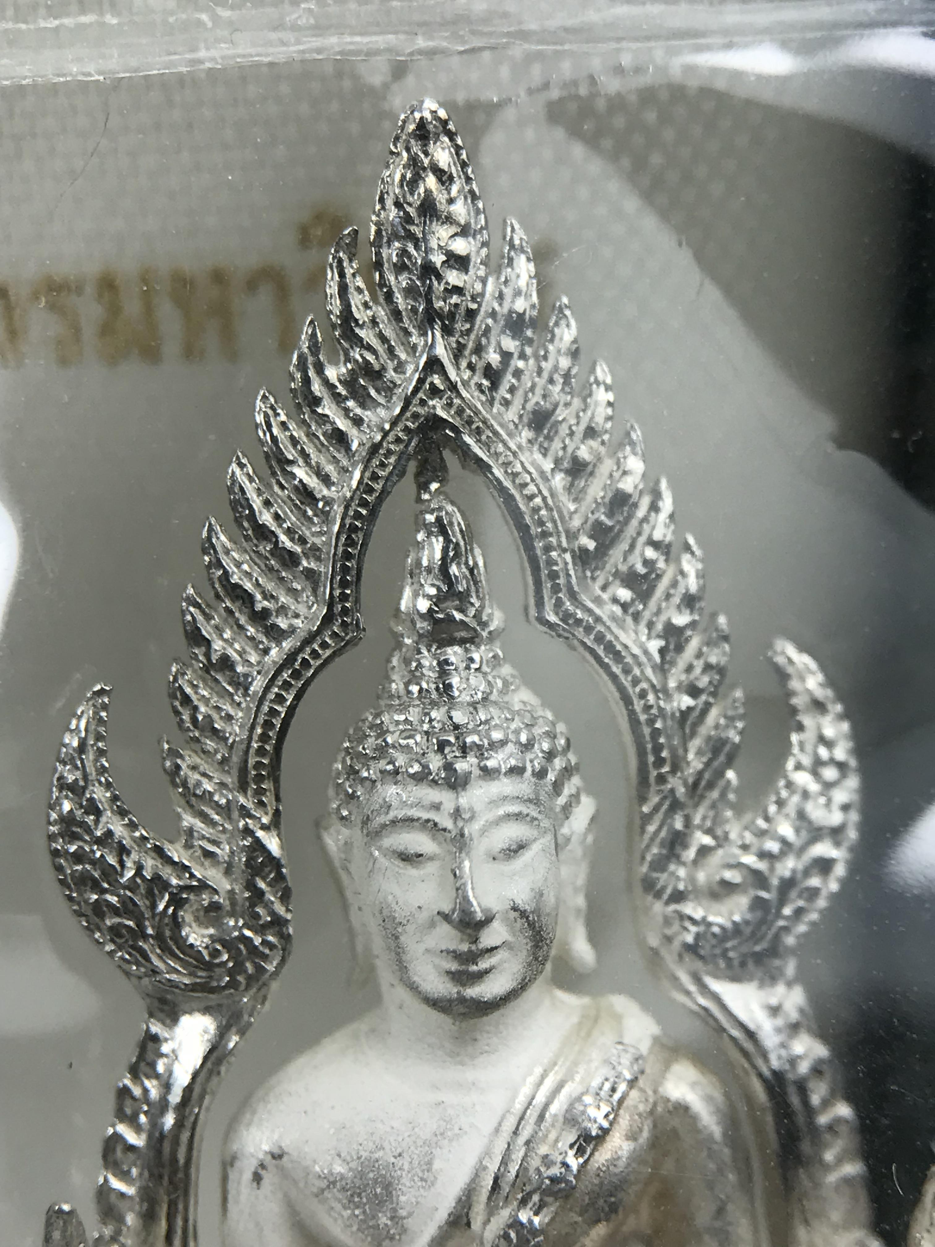 พระพุทธชินราช รุ่นมหาลาภ พิธีพุทธาภิเษกวัดพระศรีรัตนมหาธาตุวรมหาวิหาร จ.พิษณุโลก ปี 2540 เนื้อเงินบริสุทธิ์ 99.9% (นวลเงา)(สภาพผิวเดิมซีนซองเดิม พร้อมกล่องบรรจุเดิมและการ์ดใบรับรองครบสมบูรณ์ (องค์หมายเลข ๑๑๗๓๓)