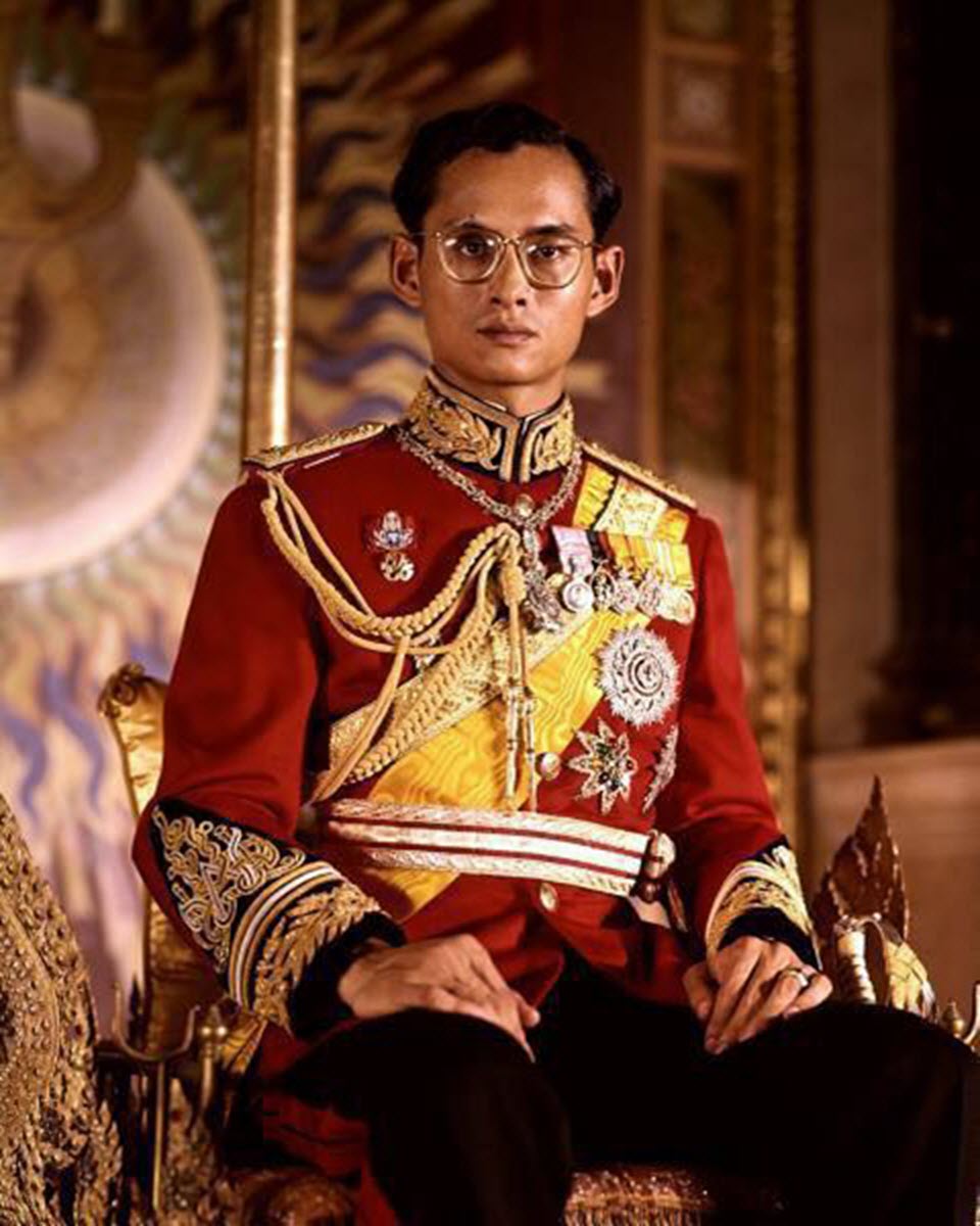 เซ็ตอุปกรณ์ครอสติสคริสตัล ในหลวงรัชกาลที่ 9 ทรงเครืองแบบจอมทัพไทย