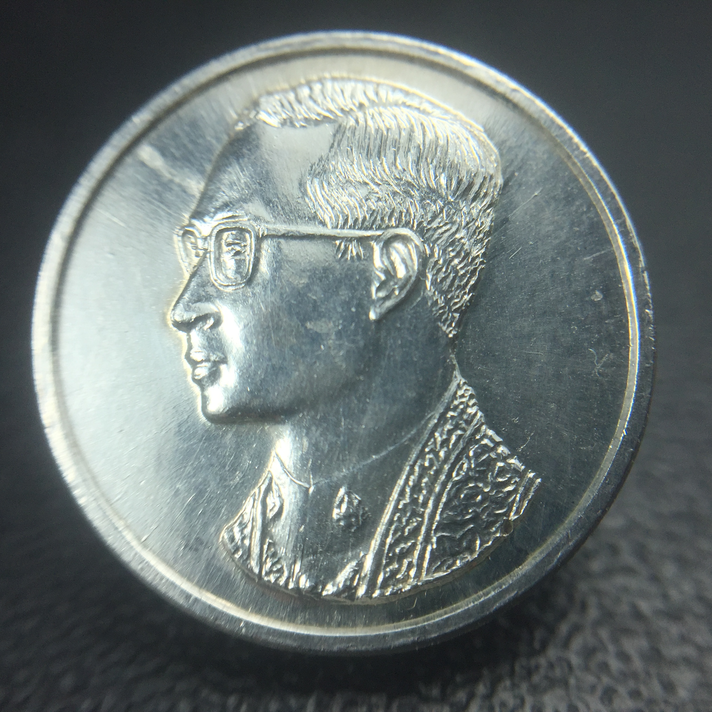 เหรียญพระบรมรูปคุ้มเกล้า รพ.ภูมิพล ปี2522 เนื้อเงิน พิมพ์เล็ก คัดสภาพสวยพร้อมซองบรรจุเดิม(ในหลวงรัชกาลที่9 ทรงจุดไฟพระฤกษ์และเททอง พิธีใหญ่)ยอดนิยมหายาก