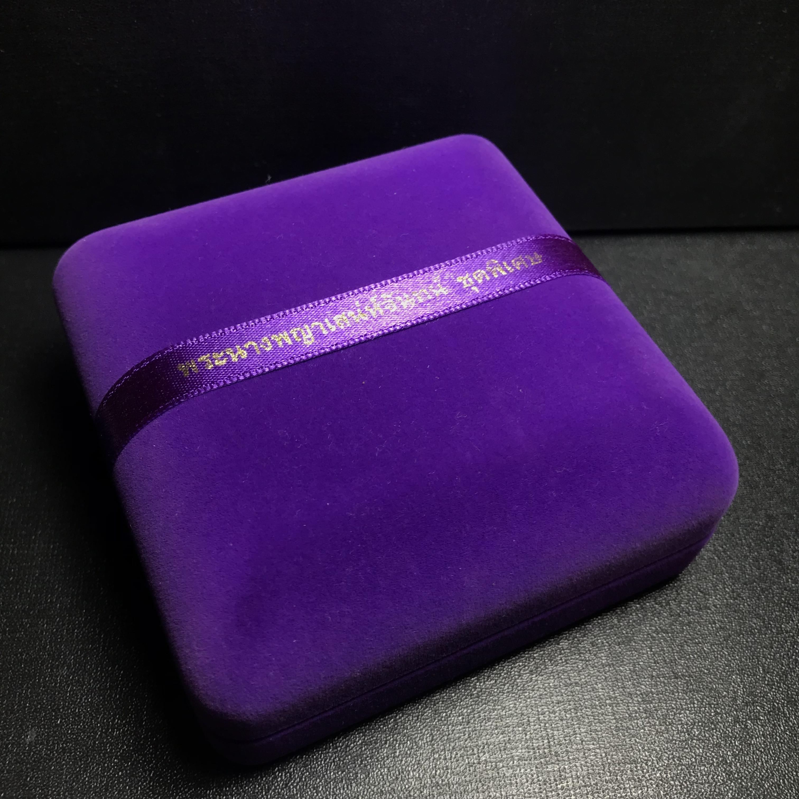 พระนางพญาเสน่ห์จันทร์ สธ. สร้างในวโรกาสทรงเจริญพระชนมายุ 50 พรรษา สมเด็จพระเทพฯ พ.ศ.2548 ชุดพิเศษ (1 ใน 5000 ชุด)หายาก