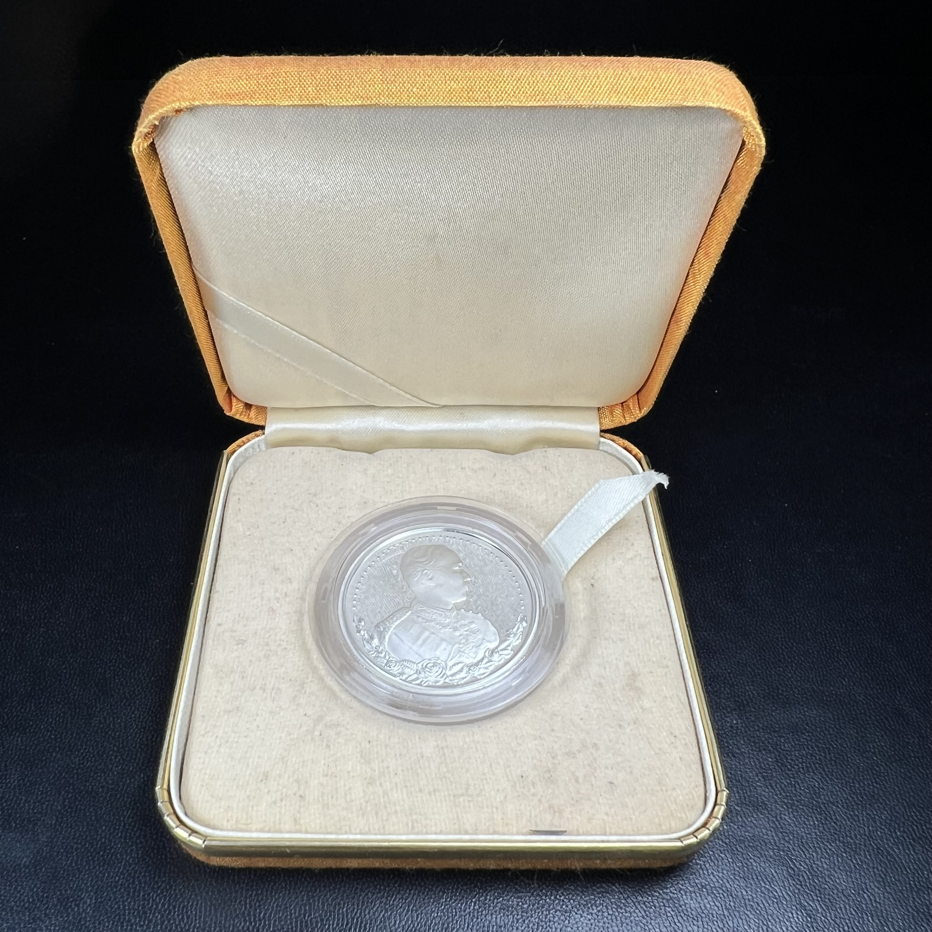 เหรียญรัชกาลที่ 5 หลัง 12 นักษัตริย์ รุ่นมหาลาภ ปี 2539 เนื้อเงินขัดเงา บล็อกนอก(เพิร์ธ)ออสเตรเรีย ขนาด 3.2 ซ.ม. กล่องบรรจุเดิมครบสมบูรณ์สวยงาม พิธีพุทธาภิเษก ณ.พระอุโบสถ วัดพระแก้ว สมเด็จพระญาณสังวร สมเด็จพระสังฆราช เป็นประธานพิธี