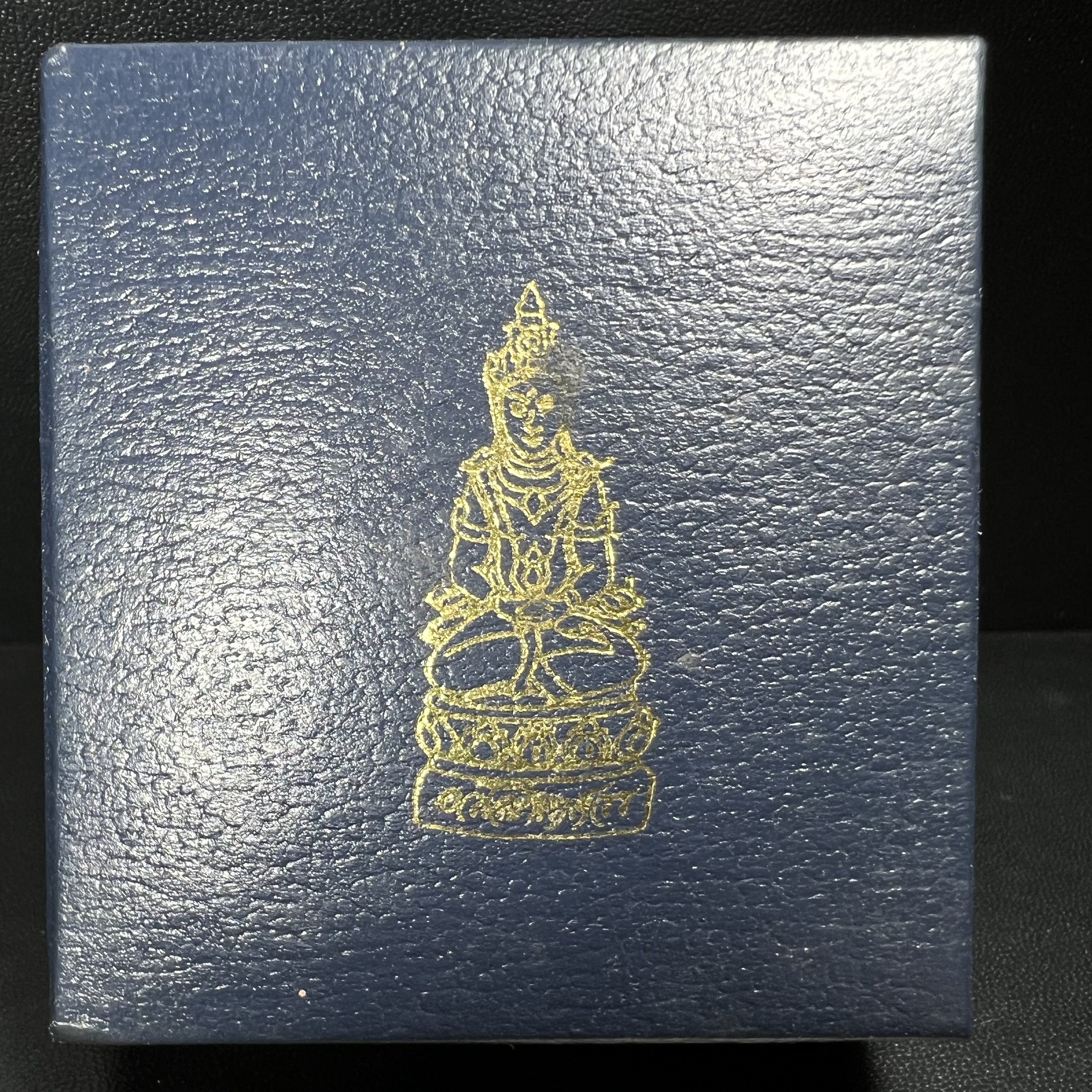 พระกริ่งอวโลกิเตศวร ( เจ้าแม่กวนอิม ) วัดโพธิ์แมนคุณาราม เนื้อเงิน พ่นทราย(ผิวเดิม ขึ้นสีรุ้งธรรมชาติ แบบนิยม เสน่ห์ของพระเนื้อเงิน) รุ่นอุดมโภคทรัพย์ พ.ศ.2539(อีกหนึ่งรุ่นยอดนิยม พุทธศิลป์สวยงดงาม)