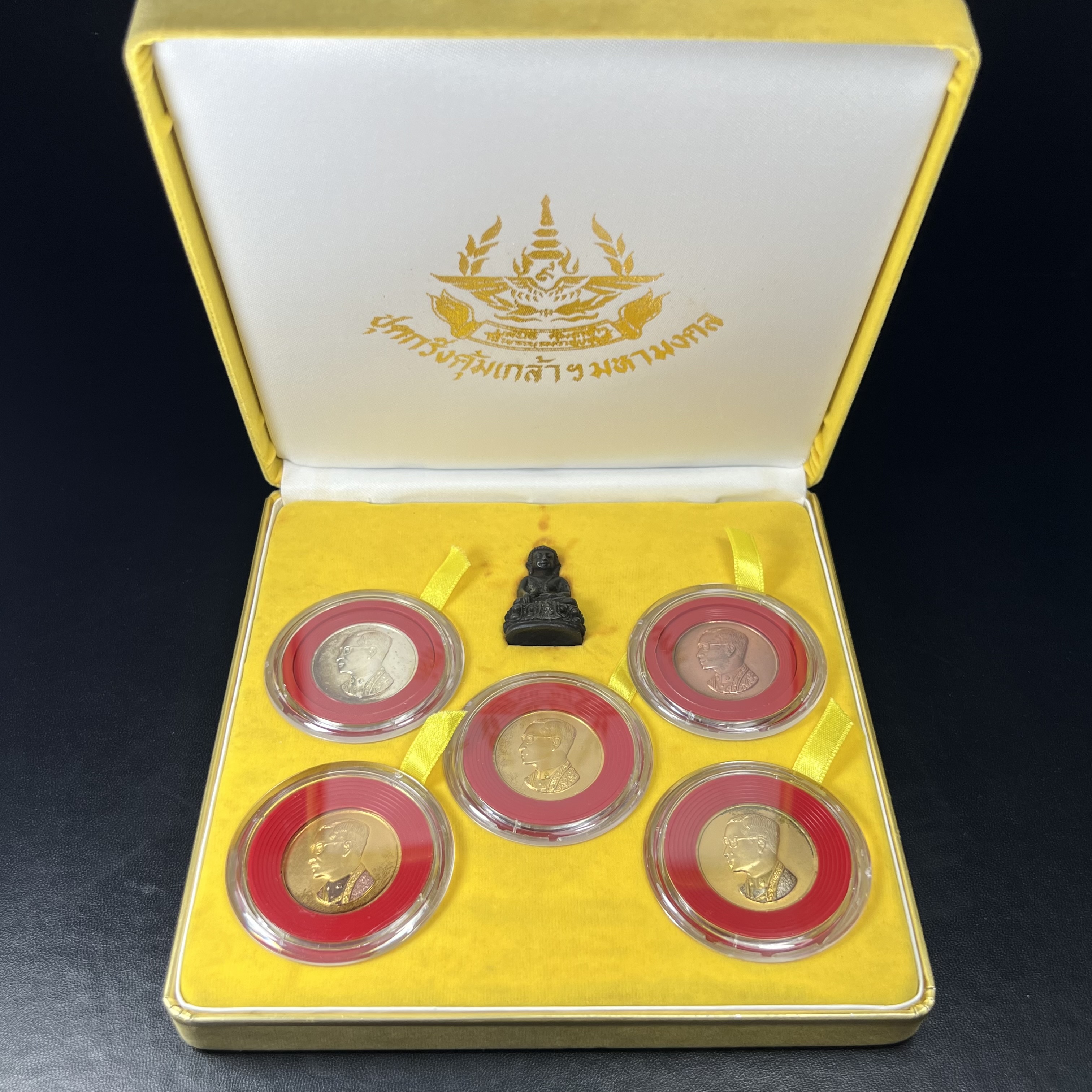 วัตถุมงคลคุ้มเกล้าฯ มหามงคลเฉลิมพระชนมพรรษา 6 รอบ รัชกาลที่ 9 ชุดพิเศษกรรมการ(สุดหายาก) (ในหลวงรัชกาลที่9 ทรงจุดไฟพระฤกษ์และเททอง พิธีใหญ่)ยอดนิยมหายาก