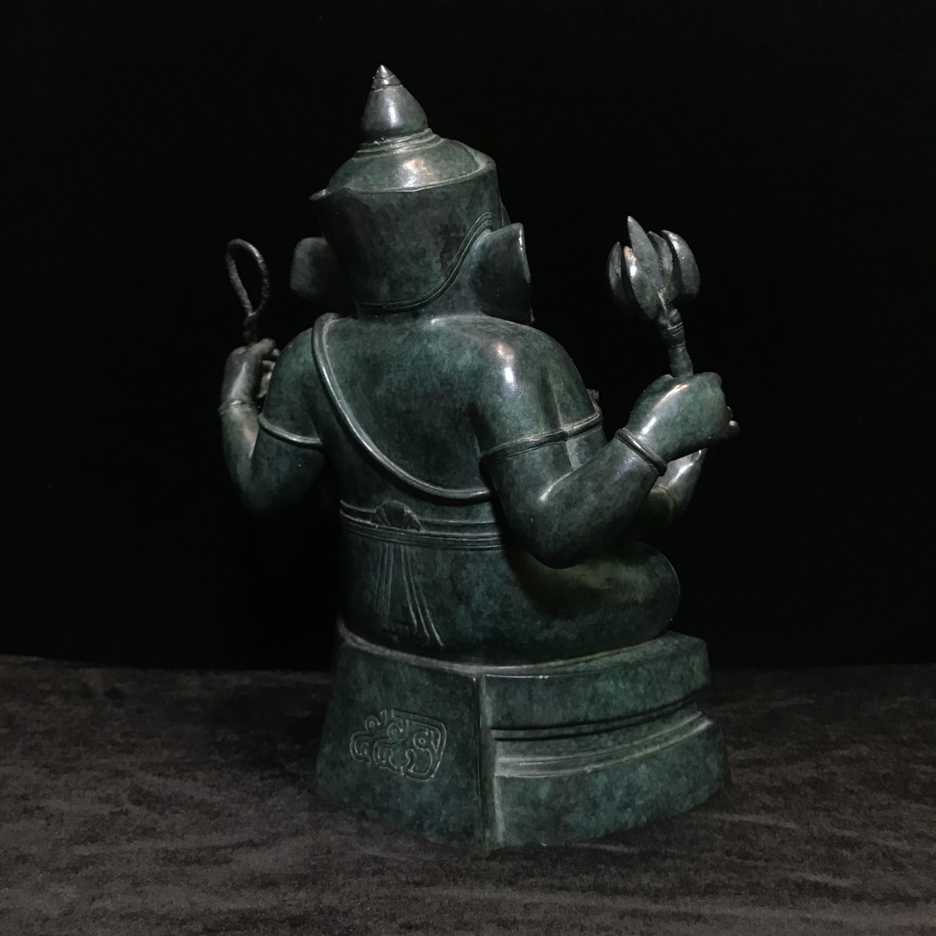 พระพิฆเนศครบรอบ55ปี คณะจิตรกรรม ม.ศิลปากร ปี 2540 เนื้อสำริด สนิมเขียว พาติน่า (Patinas) ขนาด 5x9 นิ้ว เป็นพระพิฆเนศที่งดงามทางด้านศิลปะมาก