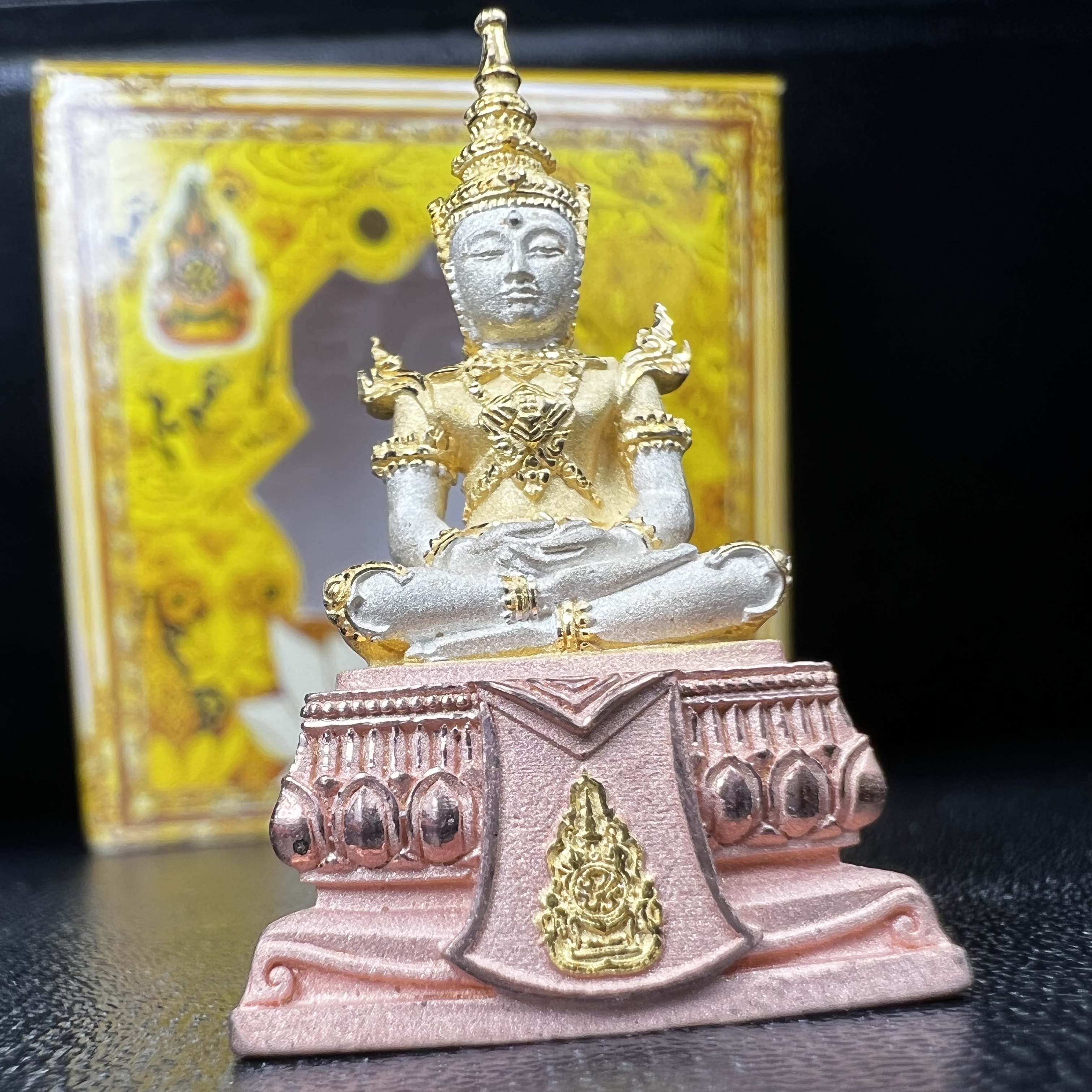พระแก้วมรกต(จำลอง)ลอยองค์ ขนาดหน้าตัก 1/2 นิ้ว ทรงเครื่องฤดูร้อน เนื้อเงินสามกษัตริย์ ตราสัญลักษณ์ฉลองสิริราชสมบัติ ครบ 60 ปี พ.ศ.2549(สภาพสวย ครบ สมบูรณ์)