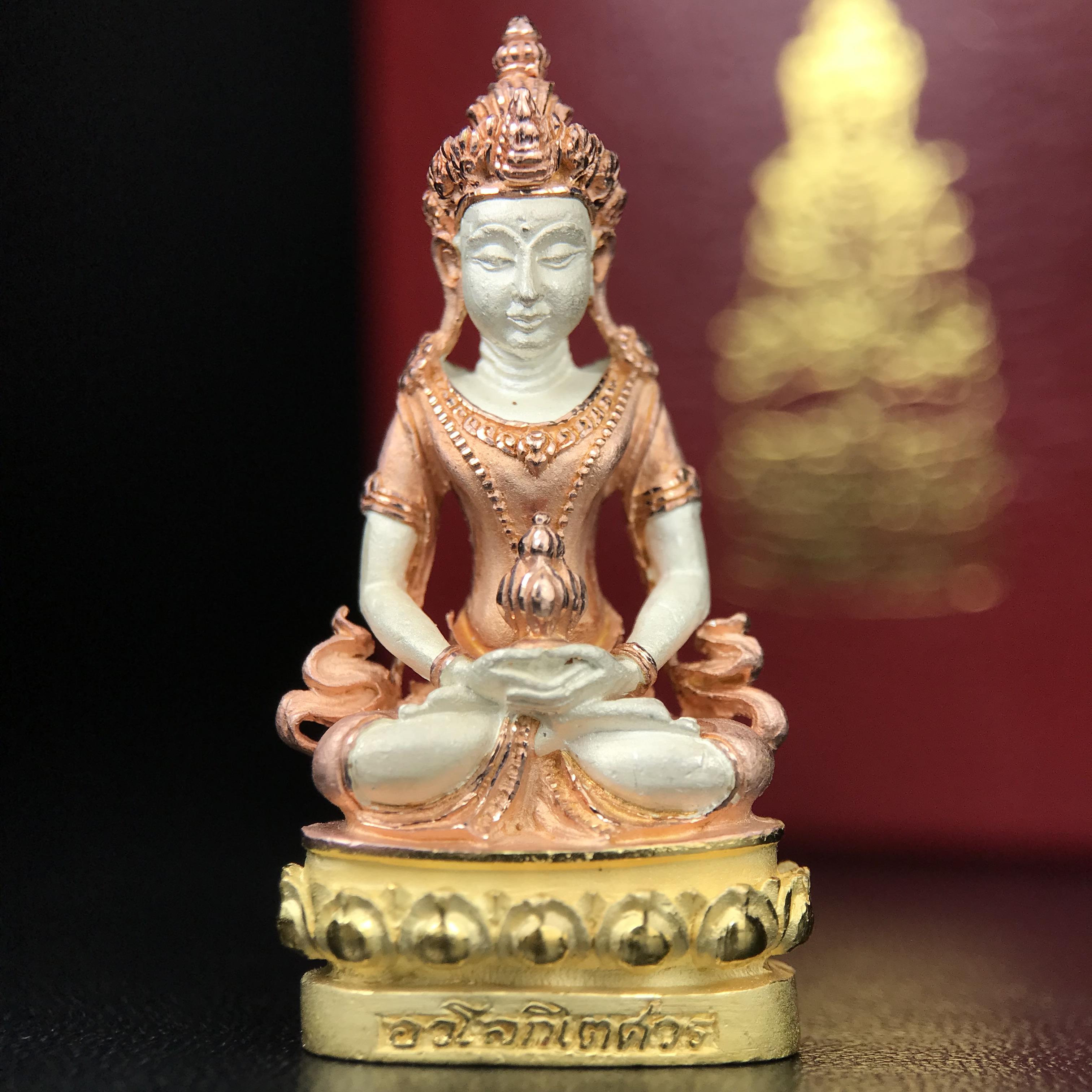 พระกริ่งอวโลกิเตศวร ( เจ้าแม่กวนอิม ) วัดโพธิ์แมนคุณาราม รุ่นอุดมโภคทรัพย์ พ.ศ.2539 เนื้อเงิน 3 กษัตริย์ ผิวสวยเดิมพร้อมกล่องบรรจุเดิม (อีกหนึ่งรุ่นยอดนิยม พุทธศิลป์สวยงดงาม)