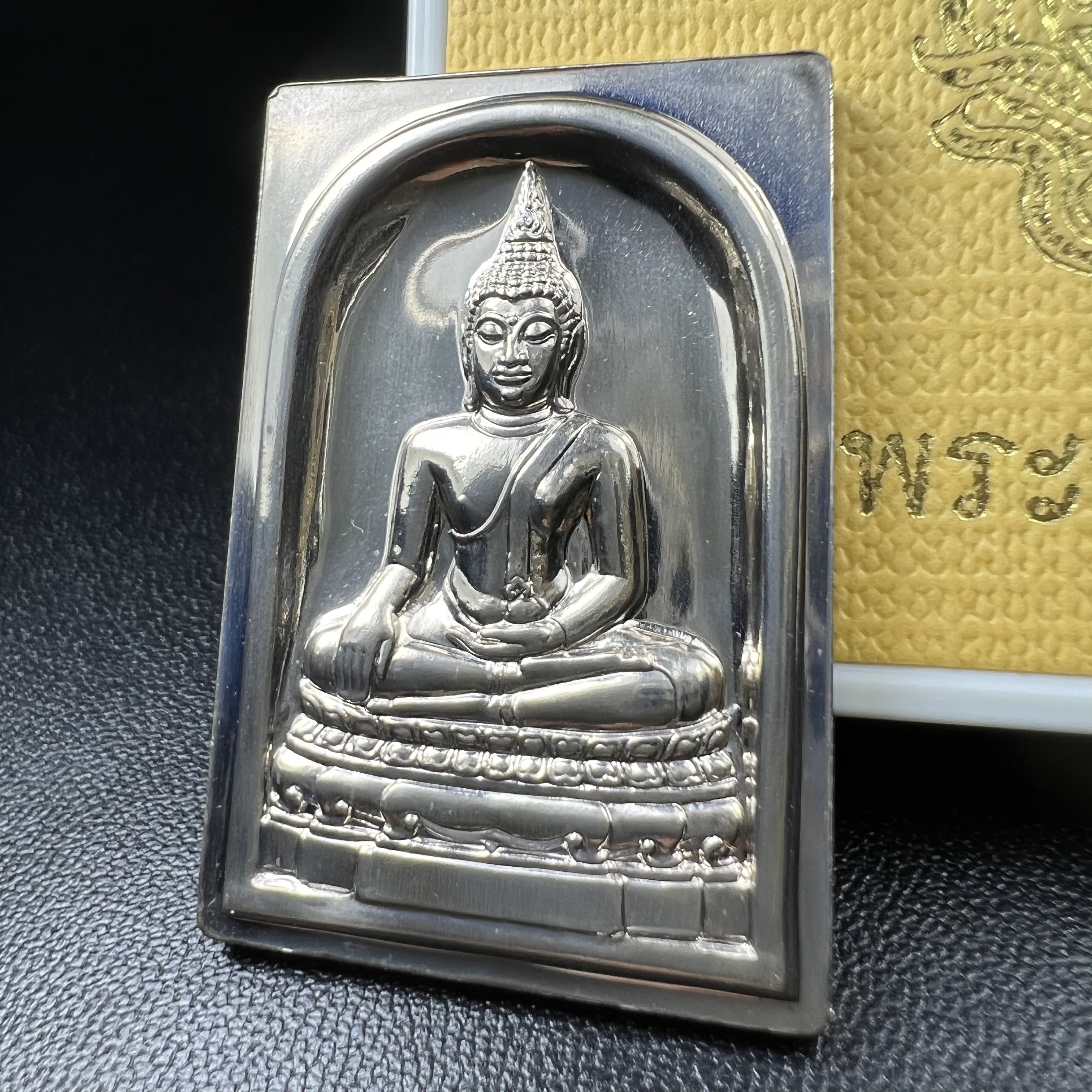 พระพุทธชินสีห์ หลังตรา ปรมาภิไธยย่อ ภปร. ในวโรกาสเฉลิมพระชมพรรษาในหลวงรัชกาลที่9 ครบ 7 รอบ และ ที่ระลึกสมโภชวัดบวรนิเวศวิหารครบ 175 ปี พ.ศ.2554 เหรียญเนื้อเงิน พิมพ์ใหญ่ ขนาดสูง 3.8 ซม. พร้อมกล่องบรรจุเดิมพระราชทาน(1 ใน 1585 เหรียญ)หายาก