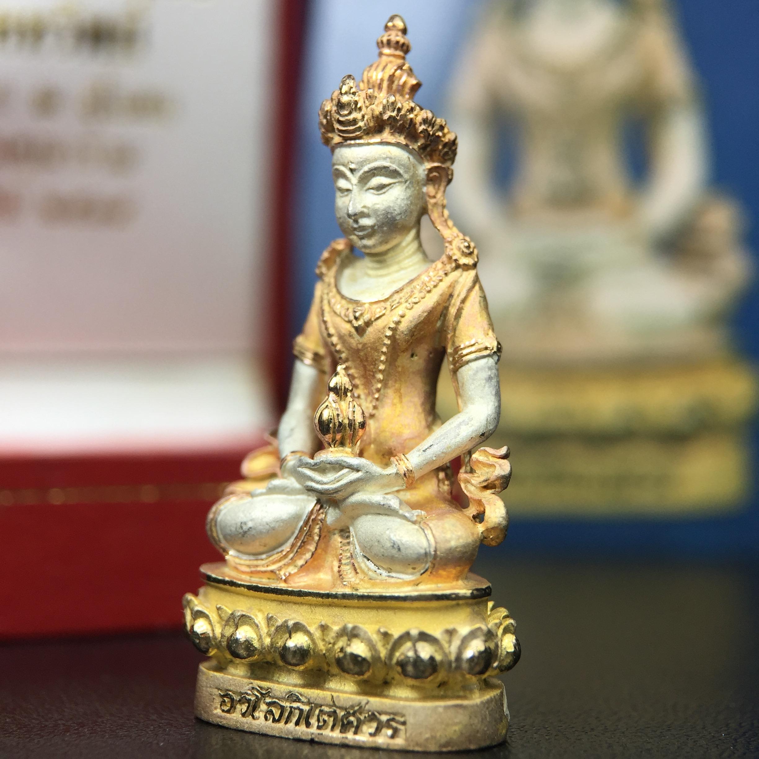 พระกริ่งอวโลกิเตศวร ( เจ้าแม่กวนอิม ) วัดโพธิ์แมนคุณาราม เนื้อเงิน 3 กษัตริย์ พ่นทราย รุ่นอุดมโภคทรัพย์ พ.ศ.2539(พร้อมกล่องบรรจุการ์ดใบรับรองเดิมครบ) (อีกหนึ่งรุ่นยอดนิยม พุทธศิลป์สวยงดงาม)