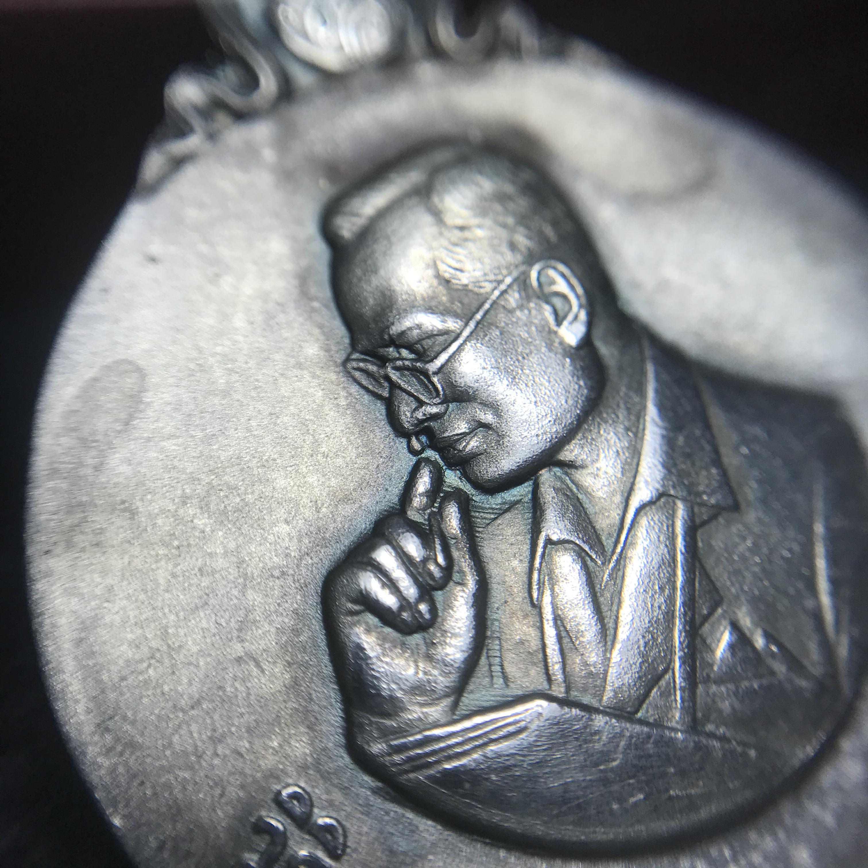 เหรียญพระมหาชนก ปี2539(รุ่นแรก) เนื้อเงิน พิมพ์ใหญ่บล็อกนิยมหายากสุดในรุ่น(วงเดือน คอจุด) ผิวเดิมสีรุ้งธรรมชาติแบบนิยม พร้อมหนังสือสภาพสวยครบชุด