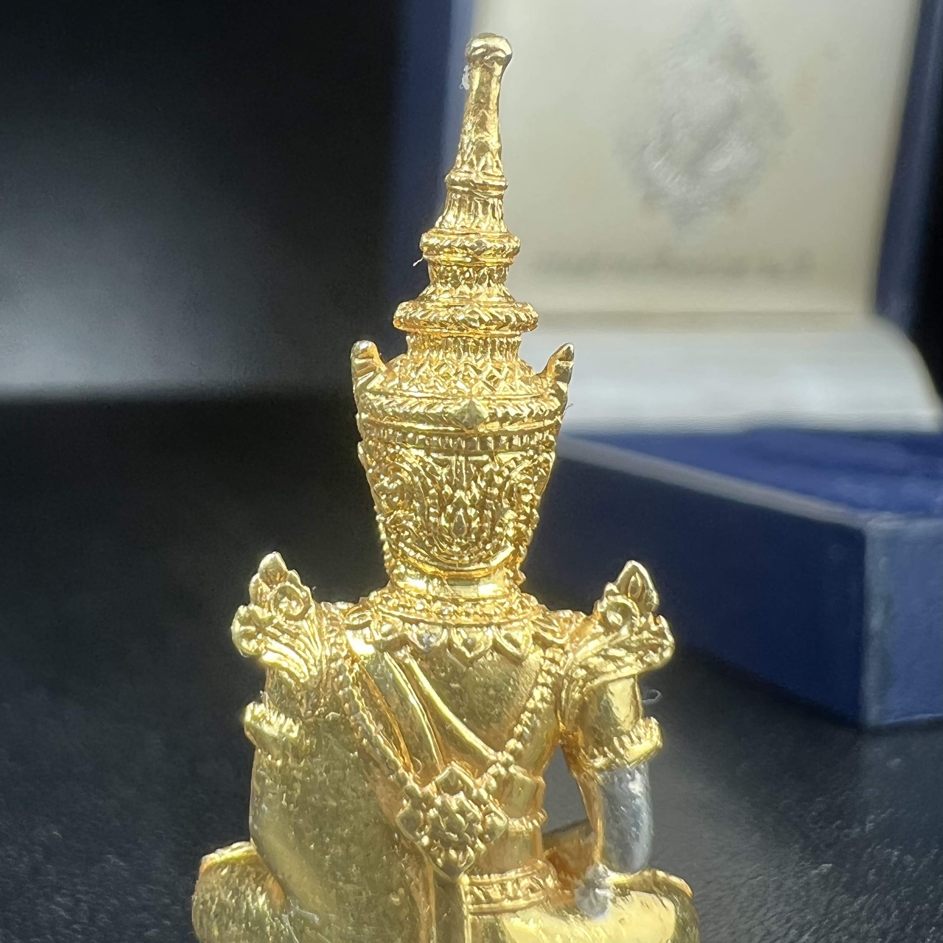 พระแก้วมรกต กรมสรรพสามิตจัดสร้างขึ้นเนื่องในโอกาสครบรอบ 64 ปีของกรมสรรพสามิต และเนื่องในวโรกาสที่พระบาทสมเด็จพระเจ้าอยู่หัวทรงครองราชย์ครบ 50 ปีในปีกาญจนาภิเษก เมื่อ พ.ศ.2539 เนื้อเงินรมดำขัดเงา(ชุบสามกษัตริย์ใหม่)พร้อมกล่องบรรจุเดิม