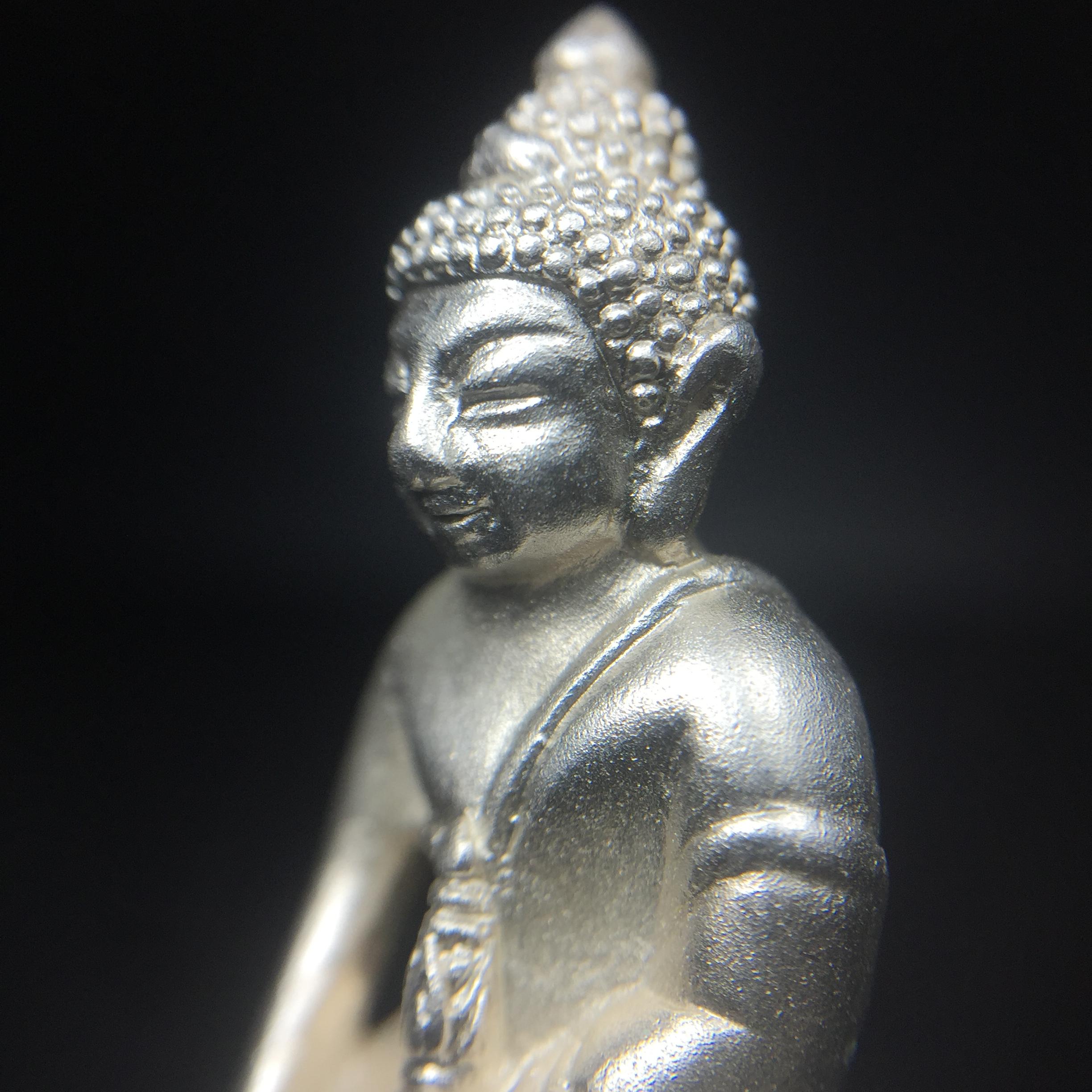 พระกริ่งสมเด็จญาณ วัดบวรนิเวศวิหาร เนื้อเงินบริสุทธิ์ 92.5% ตรากาญจนาภิเษกทองคำ(เนื้อทองคำแท้) พระราชทานแจกเมื่อ 3 ตุลาคม 2538 จัดสร้างในวโรกาส สมเด็จพระญาณสังวร สมเด็จพระสังฆราช ฉลองพระชนมายุครบ 82 พรรษา และฉลองครองราชสมบัติครบ 50 ปี รัชกาลที่ 9(หายาก)