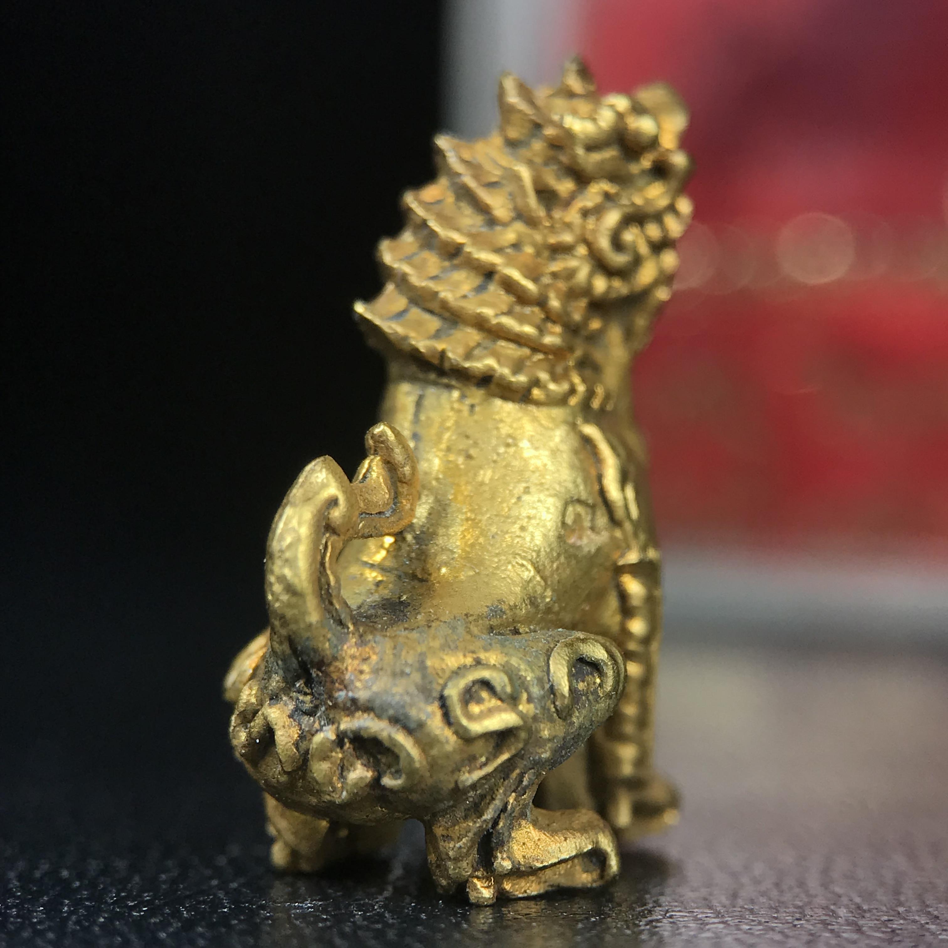 สิงห์เจ้าพ่อดำ วัดบุพพาราม จ.เชียงใหม่ ปี 2518 เนื้อกะไหล่ทอง(ตอก 2 โค๊ต)หายาก(สภาพผิวเดิมสวยเดิมกล่องครบ) สิงห์รุ่นนี้มีพิธีดีมีเกจิอาจารย์ที่ร่วมปลุกเสกมากมาย****เครื่องราง ที่พระบาทสมเด็จพระเจ้าอยุ่รัชกาลที่ ๙ ทรงเสด็จฯประกอบพิธีด้วยพระองค์เอง