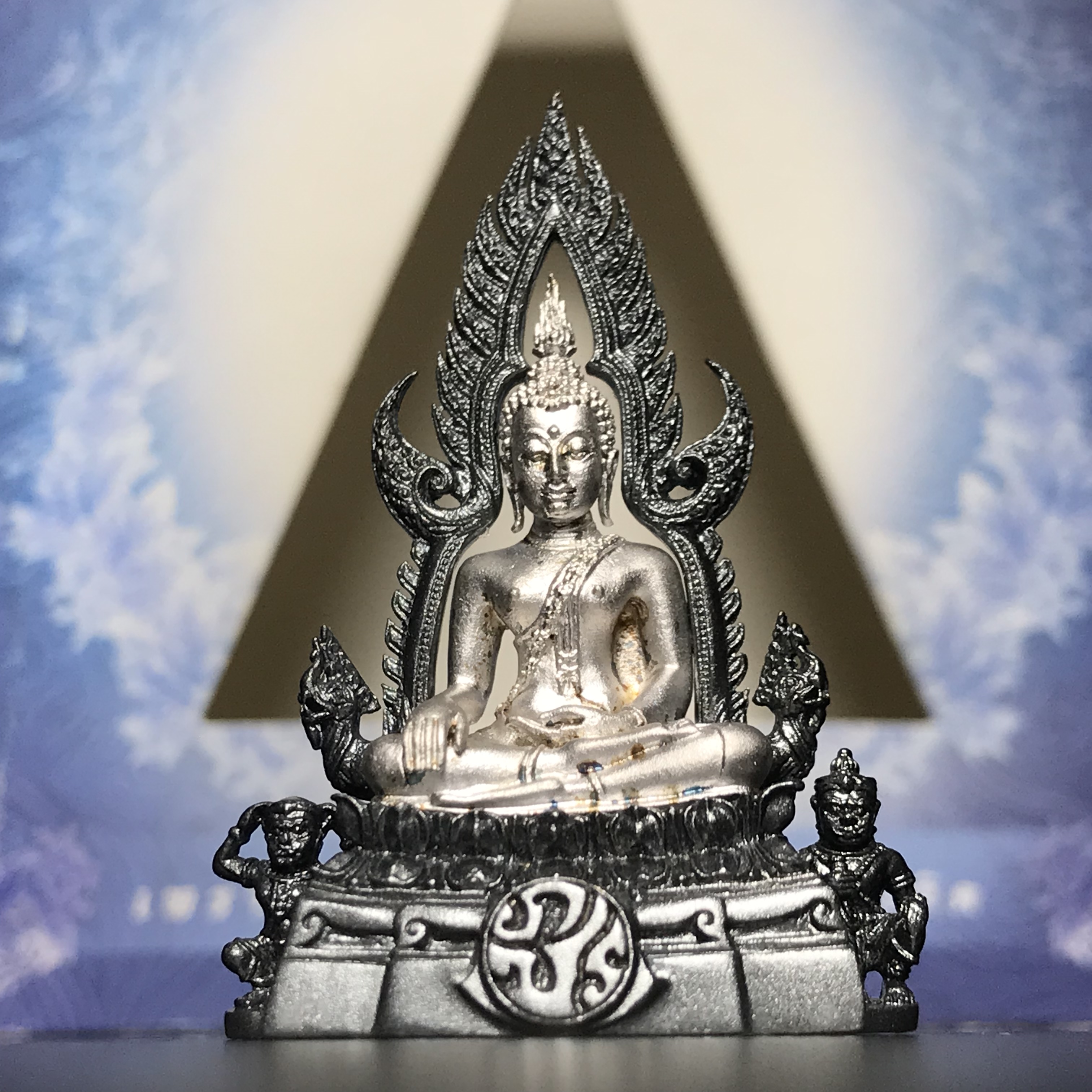 พระพุทธชินราช ภปร. โครงการ เพราะแผ่นดินนี้คือแผ่นดินเกิด เนื้อเงินชุบทองคำขาวซุ้มรมดำ ปี2551 ขนาดหน้าตัก1/2นิ้ว (สวยงามหายาก)1ใน5000องค์