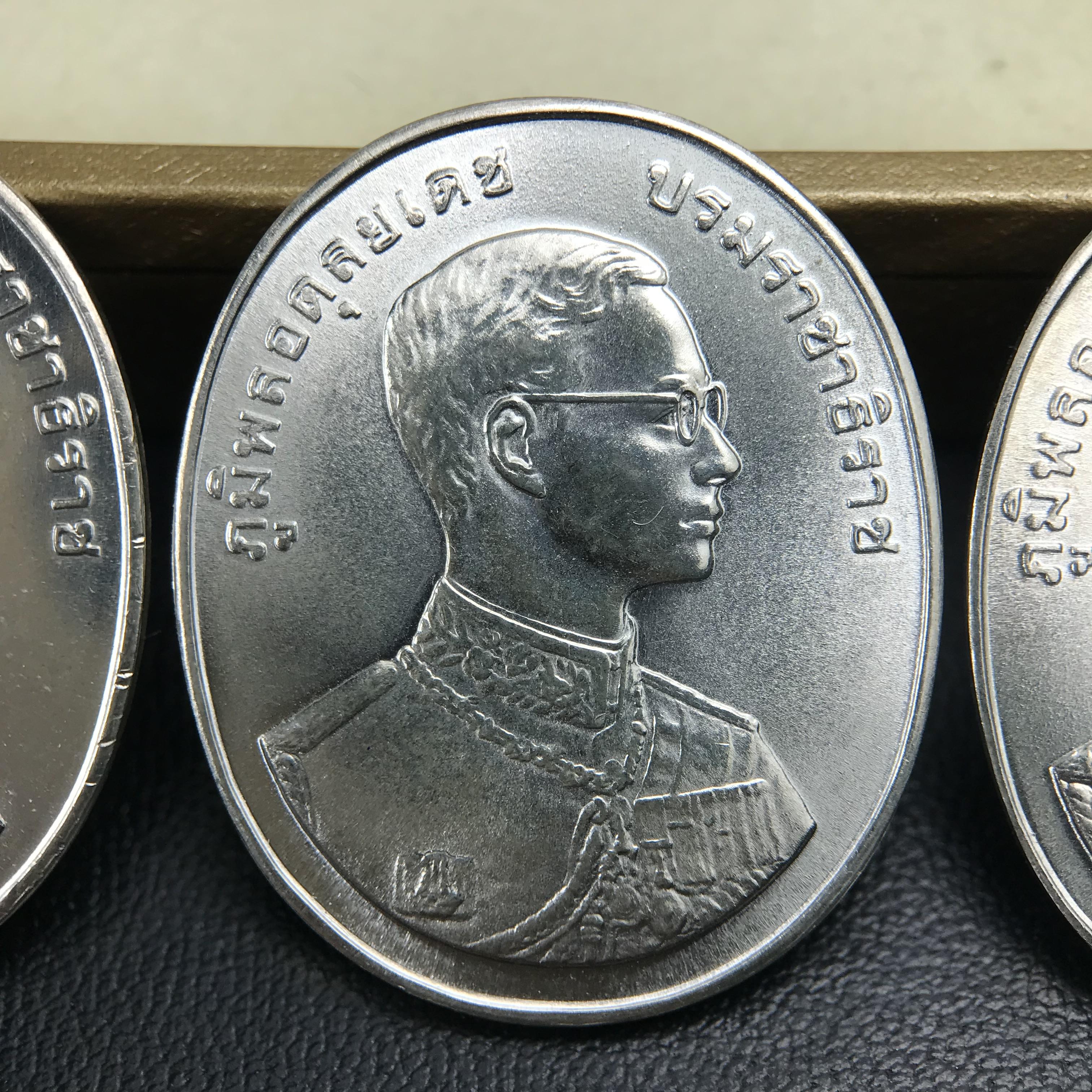 ชุดเหรียญพระพุทธปัญจภาคี ปี 2539 ครบชุด 5 เหรียญ พิมพ์ใหญ่ขนาดสูง 3 ซม. เนื้อเงิน โค๊ต ง.(เงิน) บล็อกกษาปณ์ พร้อมกล่องบรรจุซีนซองเดิมครบสภาพสวย เนื่องในมหามงคลวโรกาสที่ในหลวงรัชกาลที่ 9 ทรงครองสิริราชสมบัติครบ 50ปี พิธีใหญ่ ณ พระอุโบสถวัดพระแก้ว