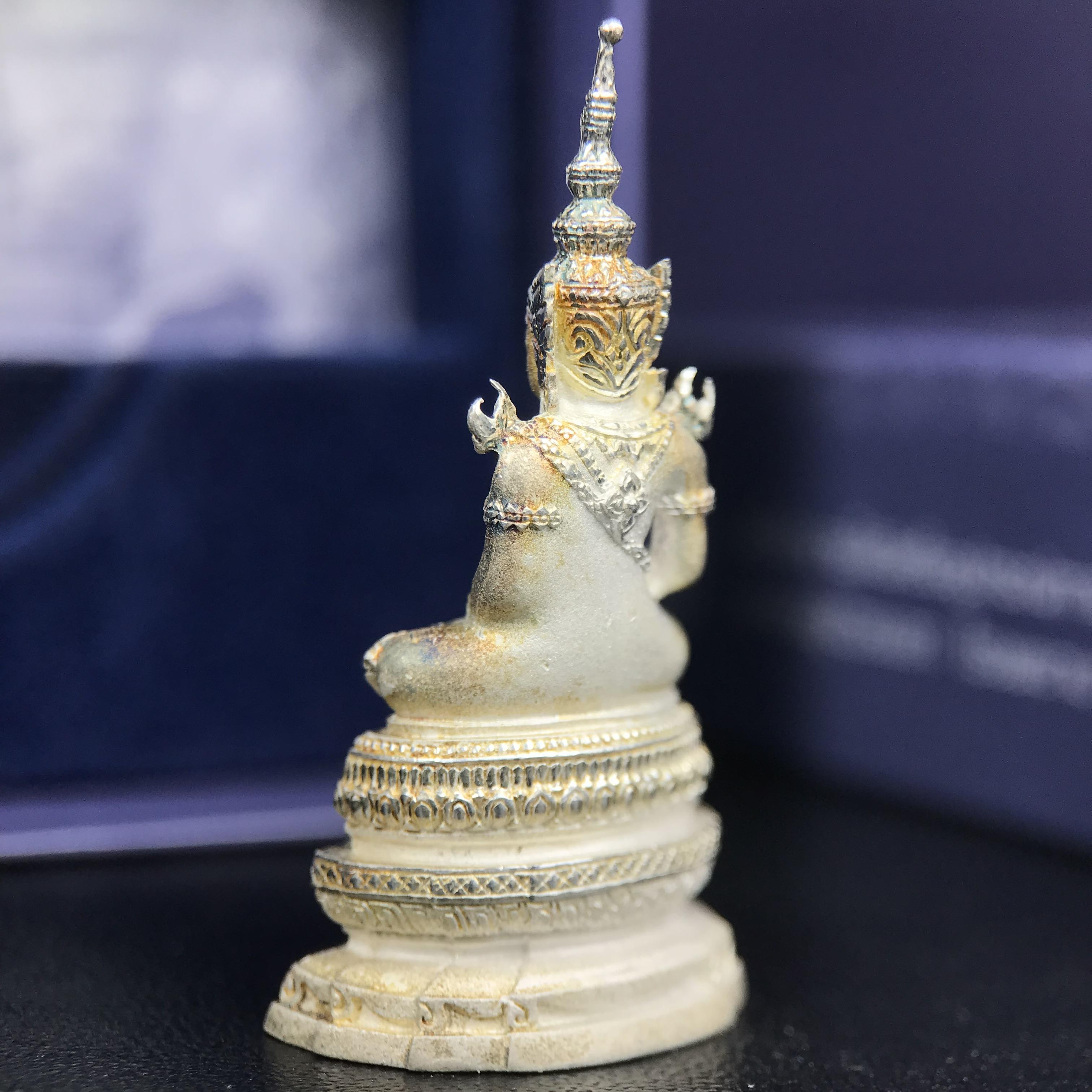 พระแก้วมรกต ภปร. ปี 2547 จัดสร้างโดยโรงพยาบาลภูมิพลอดุลยเดช เนื้อเงิน ลอยองค์ หน้าตัก 1/2 นิ้ว สูง 3.7 ซม. พิธีมหามังคาภิเษก ณ พระอุโบสถวัดพระศรีรัตนศาสดาราม(วัดพระแก้ว) งดงามทรงคุณค่าอีกหนึ่งรุ่นยอดนิยม หายาก(องค์หมายเลขต้นๆหลักร้อย ๒๙๘)ผิวเดิมติดรุ้งสวย