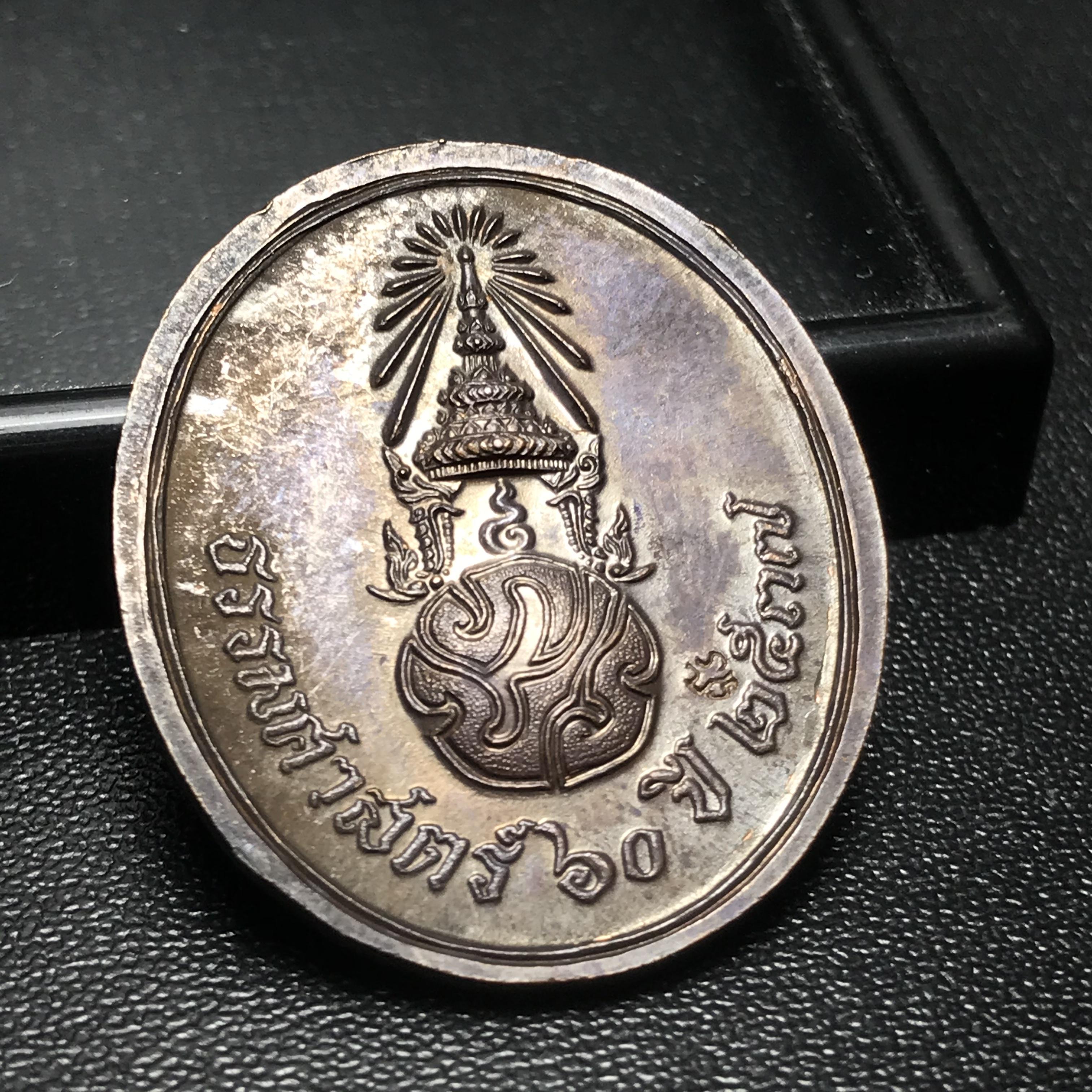 เหรียญพระพุทธสิหิงค์ ภปร. รุ่นมหาลัยธรรมศาสตร์ 60ปี พ.ศ.2537 พิมพ์ใหญ่กรรมการ(ไม่มีหูห่วง)เนื้อทองแดงซองบรรจุเดิม(ในหลวงรัชกาลที่9เสด็จในพิธี)(หลวงตามหาบัวร่วมปลุกเสก)