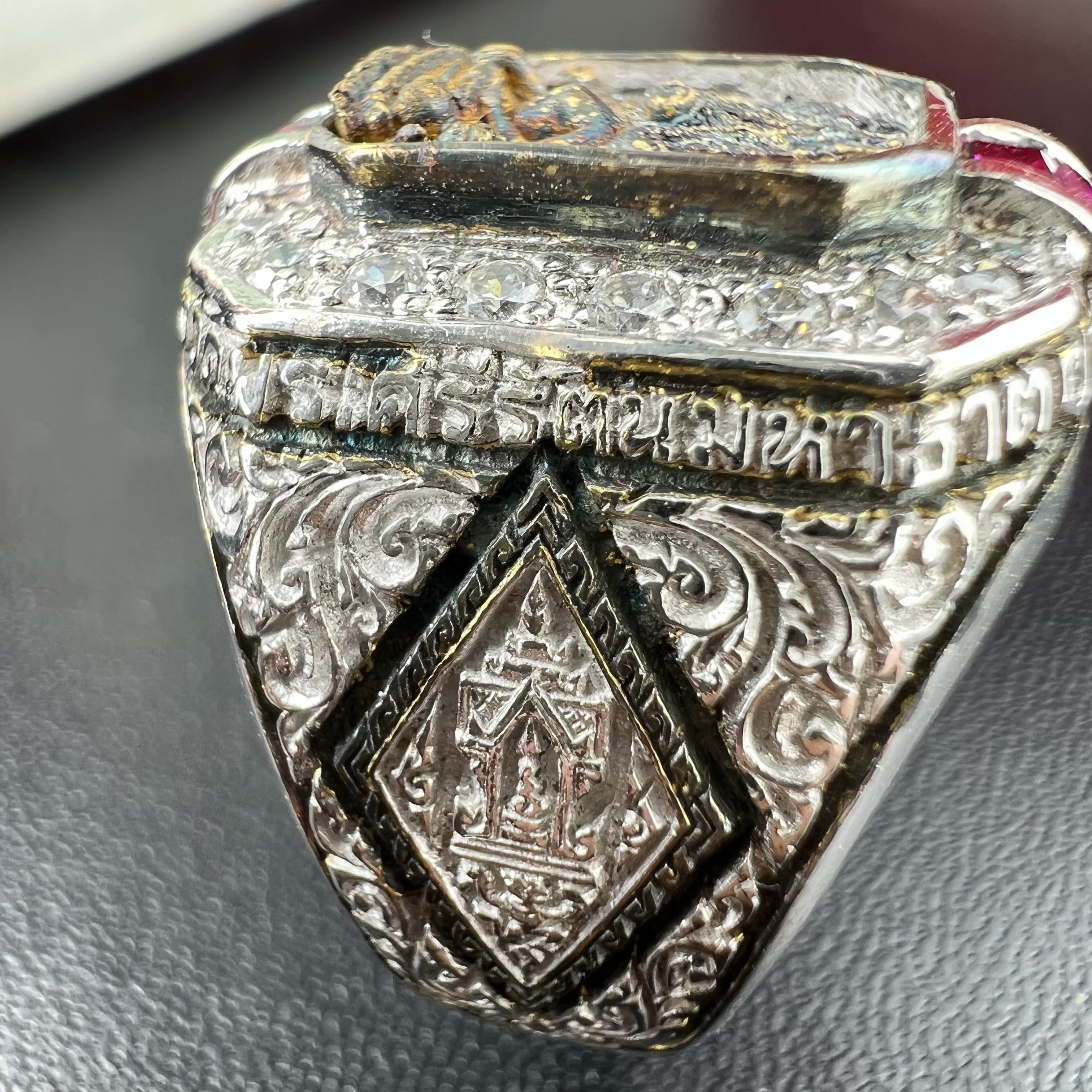 แหวนพระพุทธชินราช ภปร. ในวโรกาสเฉลิมพระชนมายุ6รอบ 5ธันวาคม2542 มูลนิธิพิทักษ์ดวงตาประชาชน จัดสร้าง แหวนเนื้อเงินเคลือบทองคำบริสุทธิ์ประดับเพชร CZ เกรดนอก ตอกโค๊ตและหมายเลข 504(ผลรวมได้ 9 เลขมหามงคลเจริญก้าวหน้าในทุกด้าน) พร้อมกล่องบรรจุเดิมครบ(หายาก)