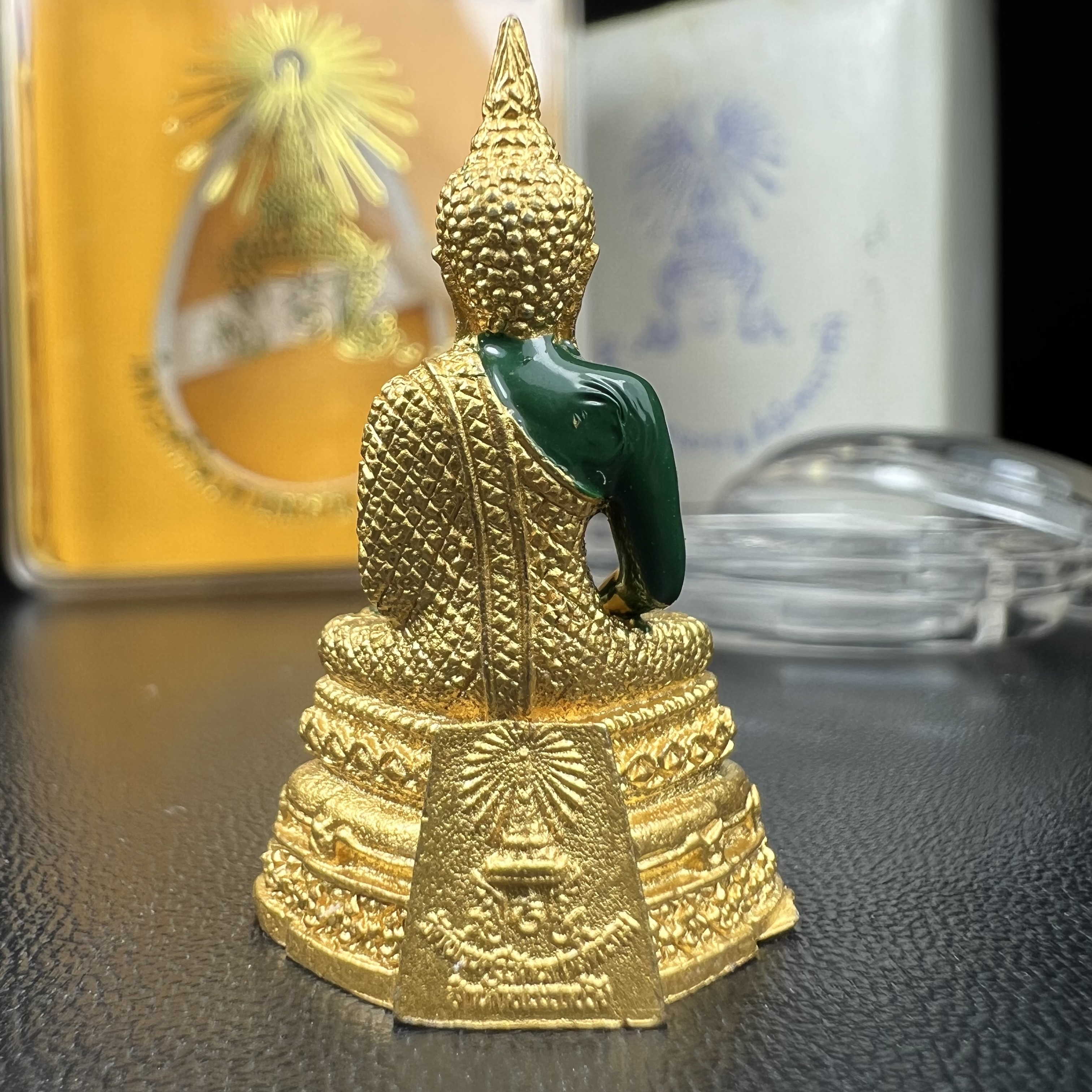 พระพุทธมหามณีรัตนปฏิมากร(พระแก้วมรกต) วัดพระศรีรัตนศาสดาราม สำนักพระราชวัง จัดสร้าง ฤดูฝน(บรรจุมวลสารใต้ฐาน)