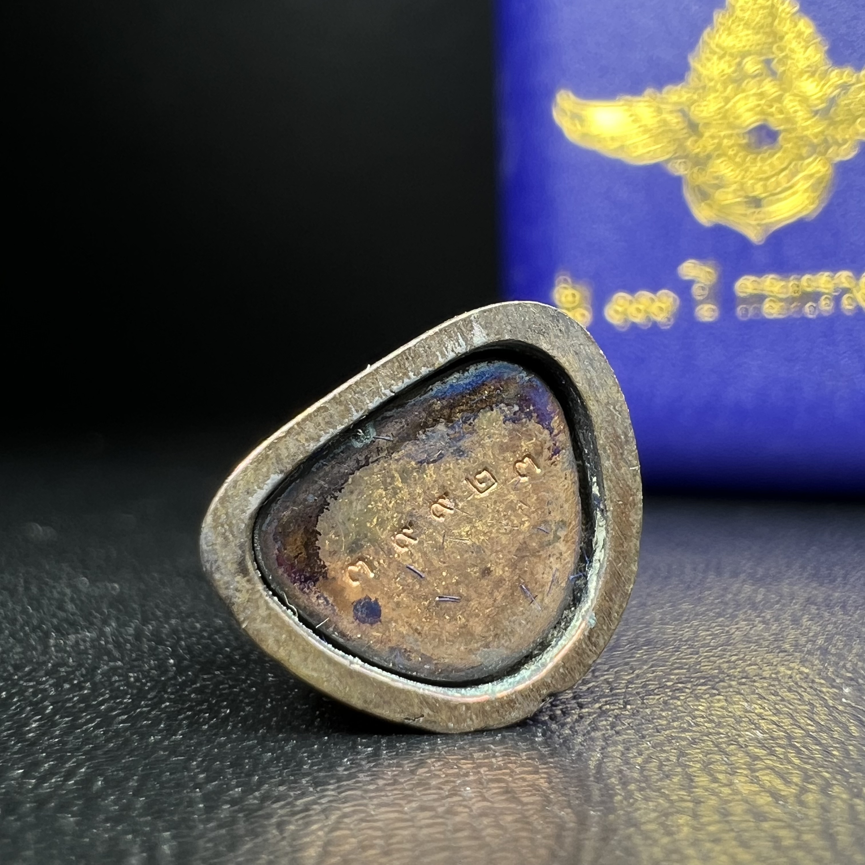 รูปเหมือนหล่อลอยองค์หลวงปู่ทวด รุ่น 111ปี กระทรวงกลาโหม เนื้อนวโลหะรมดำ-ปัดเงา ปี2540 พิธีใหญ่ เข้มขลัง นิยม พร้อมกล่องบรรจุเดิม(คัดสภาพสวยผิวเทพๆผิวรุ้งๆ)ทั้งพิธีทั้งพุทธศิลป์ทรงคุณค่าอีกหนึ่งรุ่นยอดนิยม