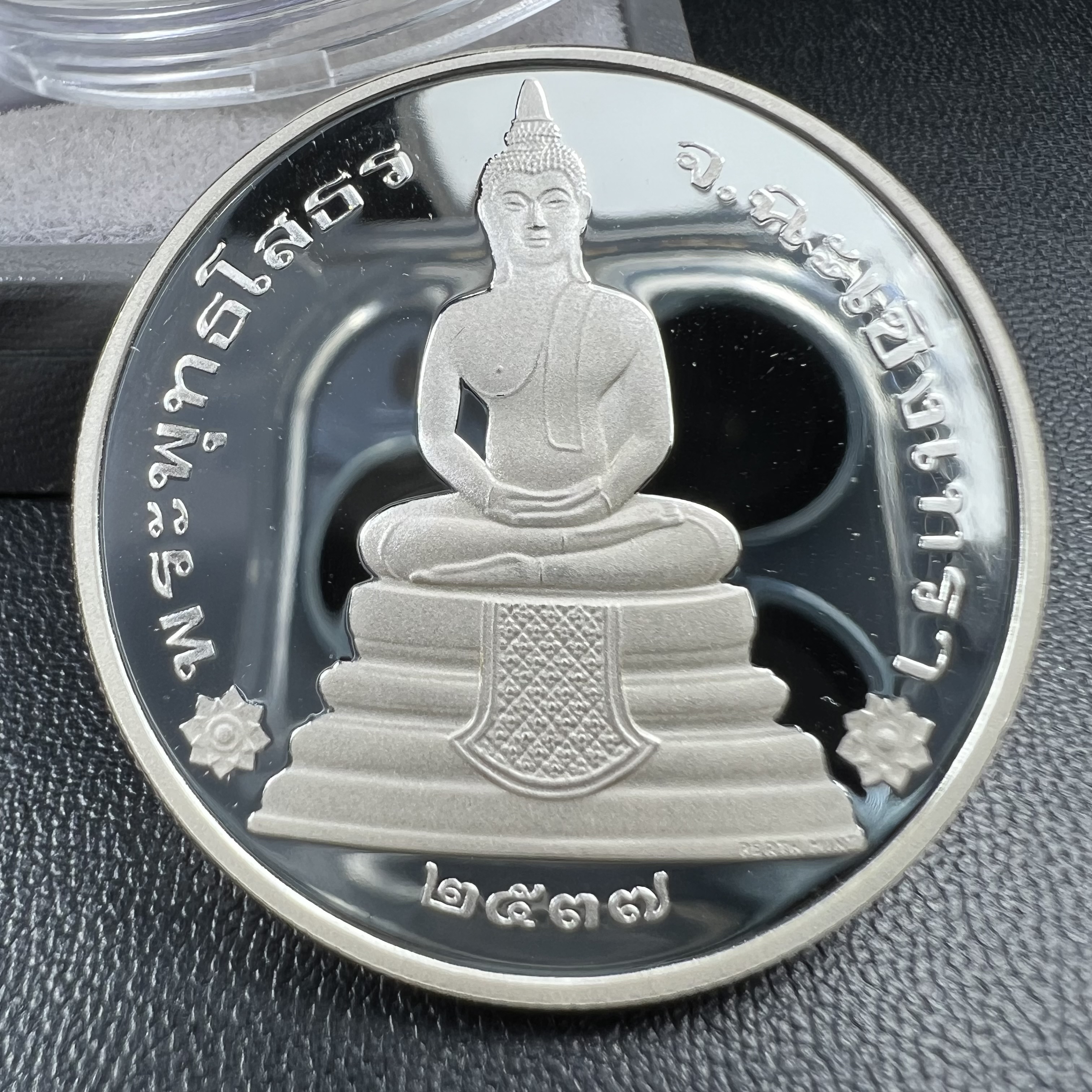 เหรียญพระพุทธโสธร รุ่นนานาชาติ(รุ่นแรก) วัดโสธรวรารามวรวิหาร ปี 2537 พิมพ์โสธรสองหน้า เนื้อเงินขัดเงา ขนาด 3.2 มม. จากโรงงานกษาปณ์เพิร์ธ ประเทศออสเตรเลีย(PERTH MINT AUSTRALIA) อันโด่งดังระดับโลก สภาพสวยพร้อมกล่องเดิมครบสมบูรณ์ (1 ใน 5000 เหรียญ)