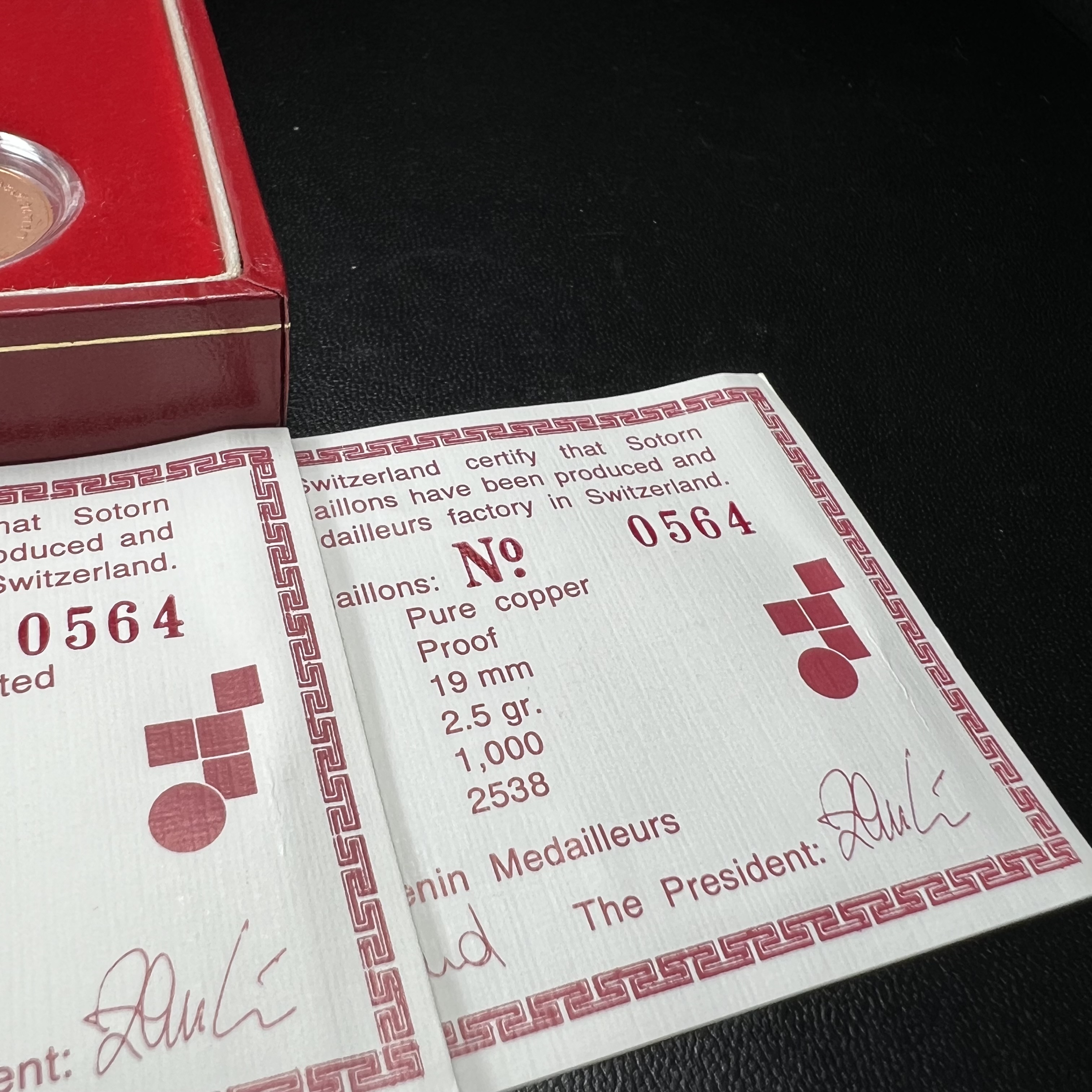 เหรียญพระพุทธโสธร-สมเด็จพระปิยมหาราช รุ่นกาญจนาภิเษก วัดสุทัศน์เทพวราราม ปี2538 ครบชุดสามกษัตริย์ 1 ชุดมี 3 เนื้อ (เงินขัดเงา+กะไหล่ทองขัดเงา+ทองแดงบริสุทธิ์ขัดเงา) ขนาด 19 มม. ครบชุดพิมพ์เล็กหมายเลขเดียวกันพร้อมกล่องและใบรับรองเดิม(1ใน 1000 ชุด หายากมาก)