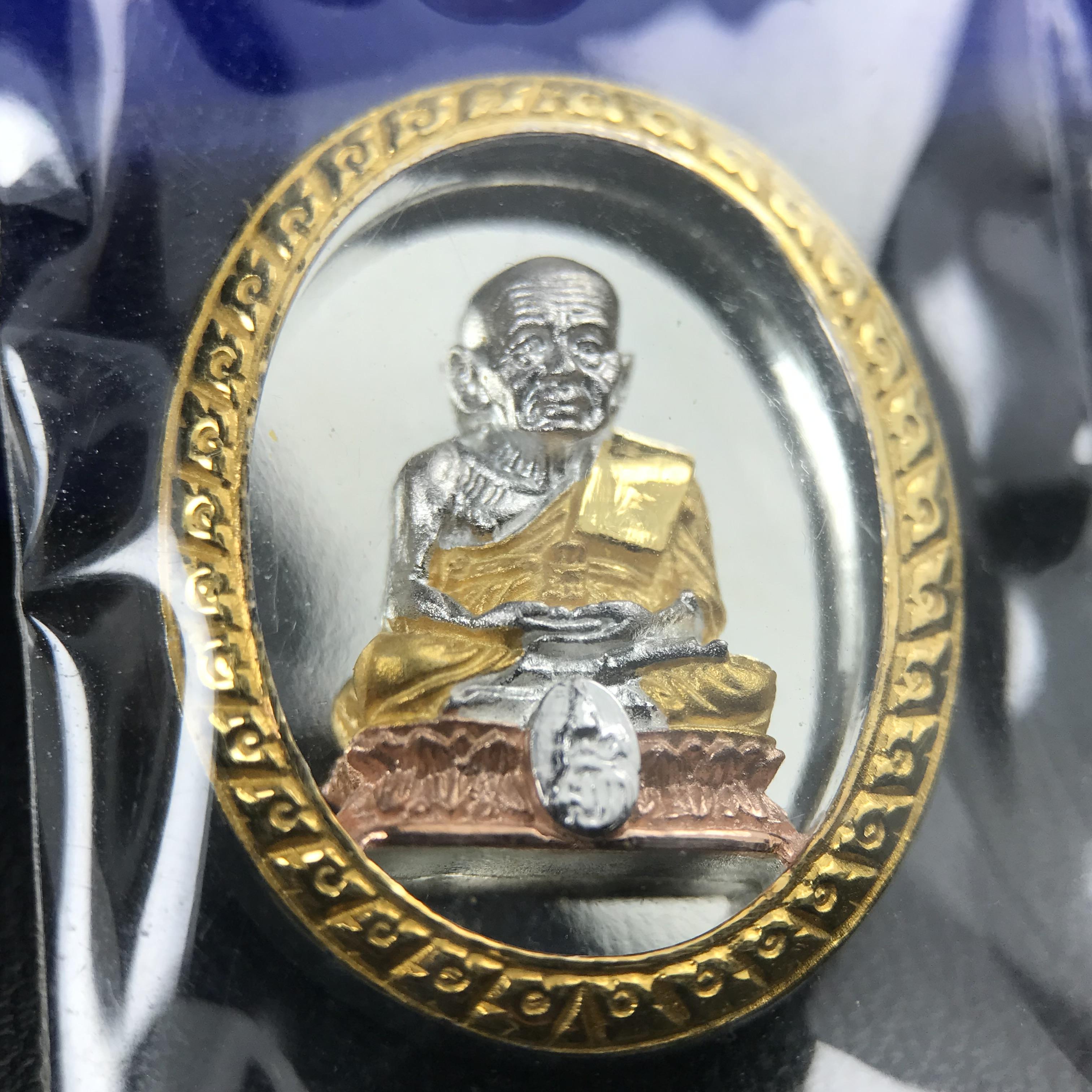 สมเด็จหลวงปู่ทวด วัดช้างให้ รุ่น เฉลิมพระเกียรติ ตราสัญลักษณ์ มวก. พิมพ์รูปไข่เนื้อเงิน-สามกษัตริย์ ปี 2544 พิธีพุทธาภิเษกใหญ่ ณ อุโบสถวัดช้างให้และอุโบสถวัดพระศรีรัตนศาสดาราม ( วัดพระแก้ว )โดยนิมนต์เกจิชื่อดังสายใต้ทั้งหมดจำนวน 108 รูป(องค์หมายเลข 2950)