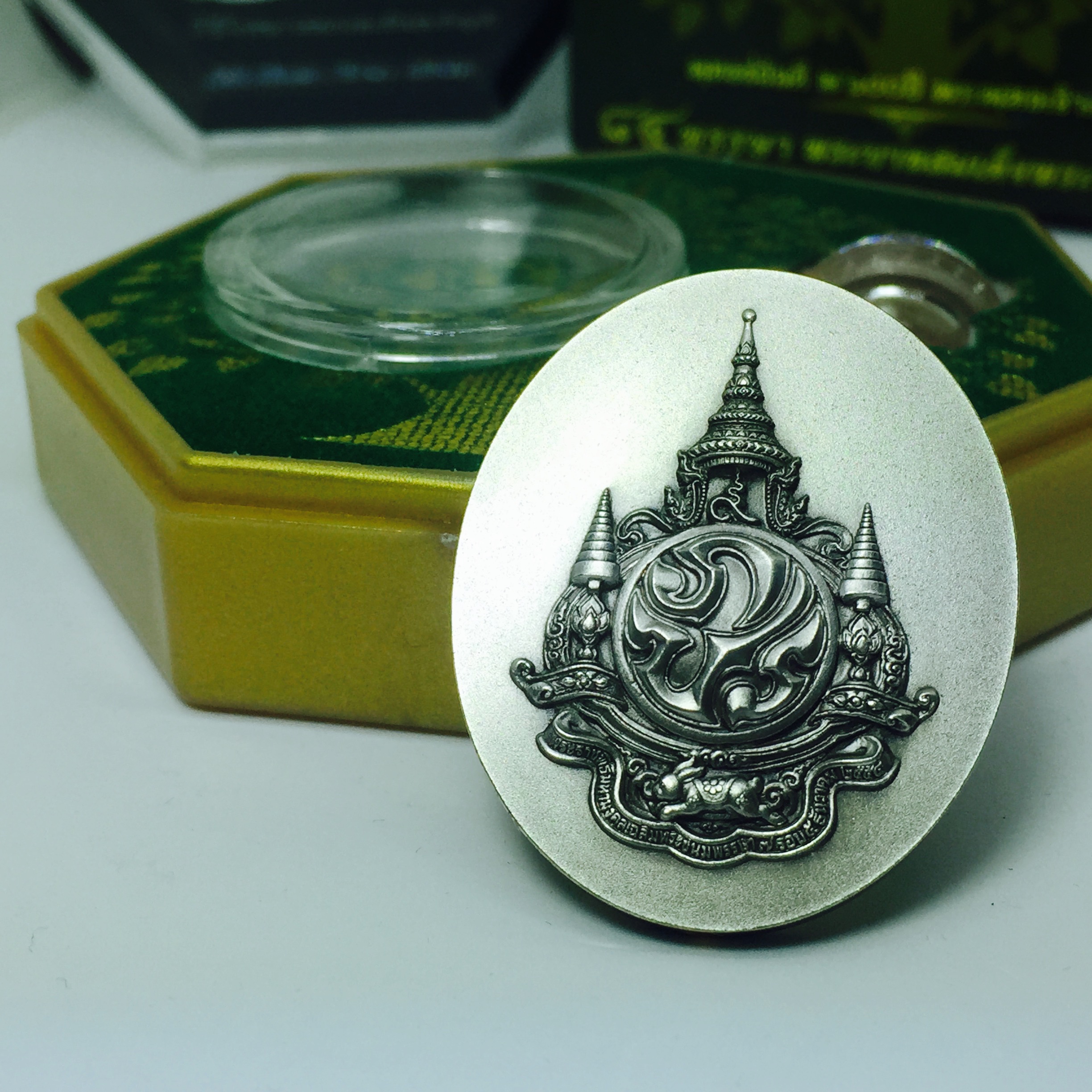 เหรียญพระบรมรูปหล่อพระบาทสมเด็จพระเจ้าอยู่หัว 84 พรรษา เนื้อเงินรมดำขัดวินอล พิมพ์ใหญ่