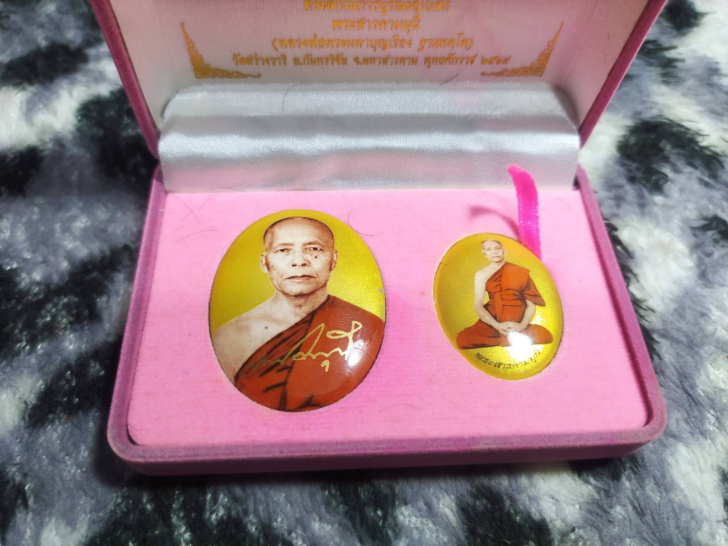[พรเทวะ] ล็อกเก็ต พระสารคามมุนี รุ่นรวยรุ่งเรือง ที่ระลึกในการระลึกในการบูรณะอุโบสถ วัดสว่างวารี จ.มหาสารคาม 2564
