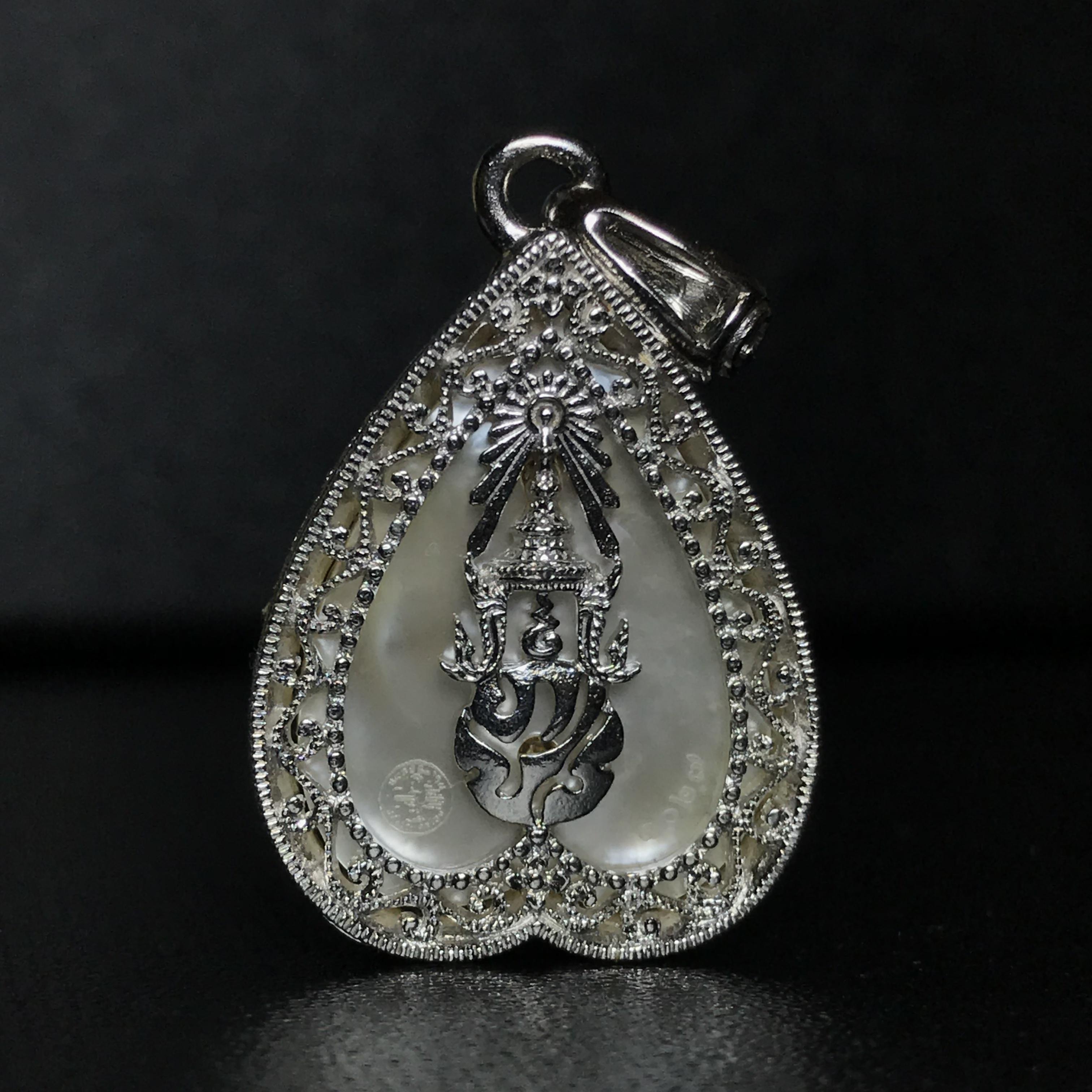 พระพุทธชินราช ภปร. โครงการ "เพราะแผ่นดินนี้ คือ แผ่นดินเกิด" ปี2548(รุ่นแรก) เหรียญทรงใบโพธิ์ ขนาด 21 x 29 มม. เนื้อเงินสามกษัตริย์