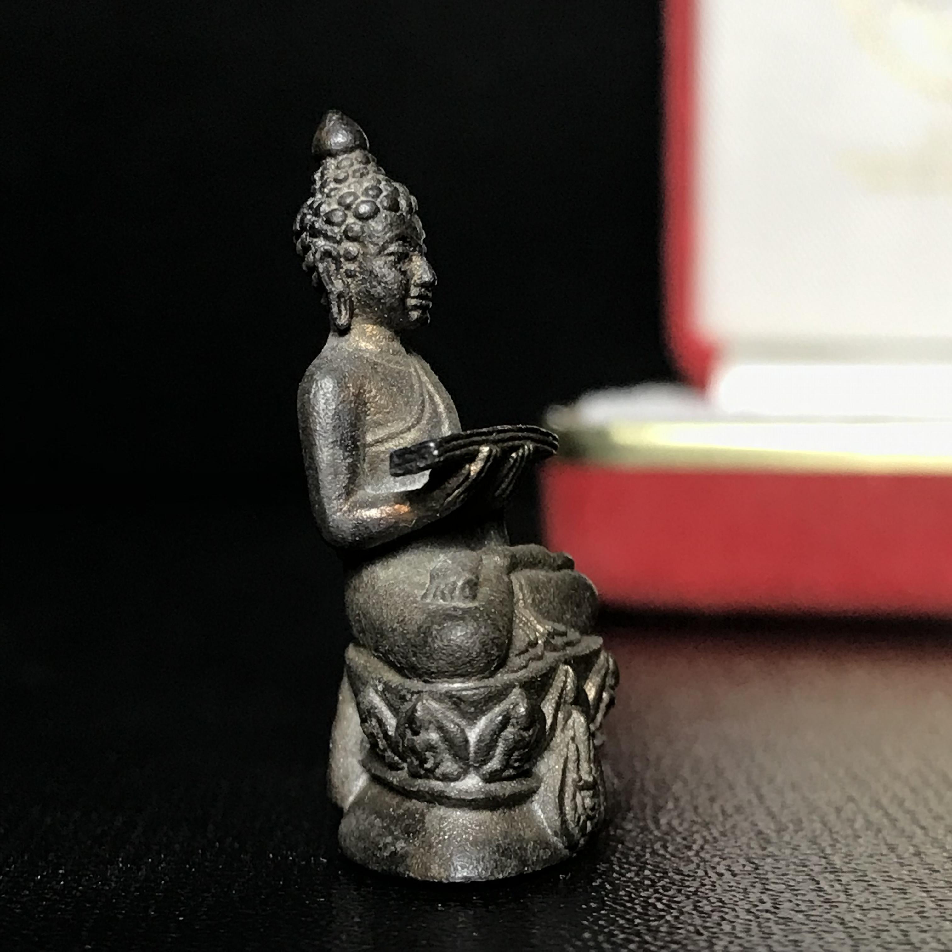 พระกริ่งปรมานุชิตชิโนรส วัดพระเชตุพนวิมลมังคลาราม(วัดโพธิ์) ปี2533 เนื้อนวโลหะ ( ในหลวงรัชกาลที่9เสด็จเททอง)