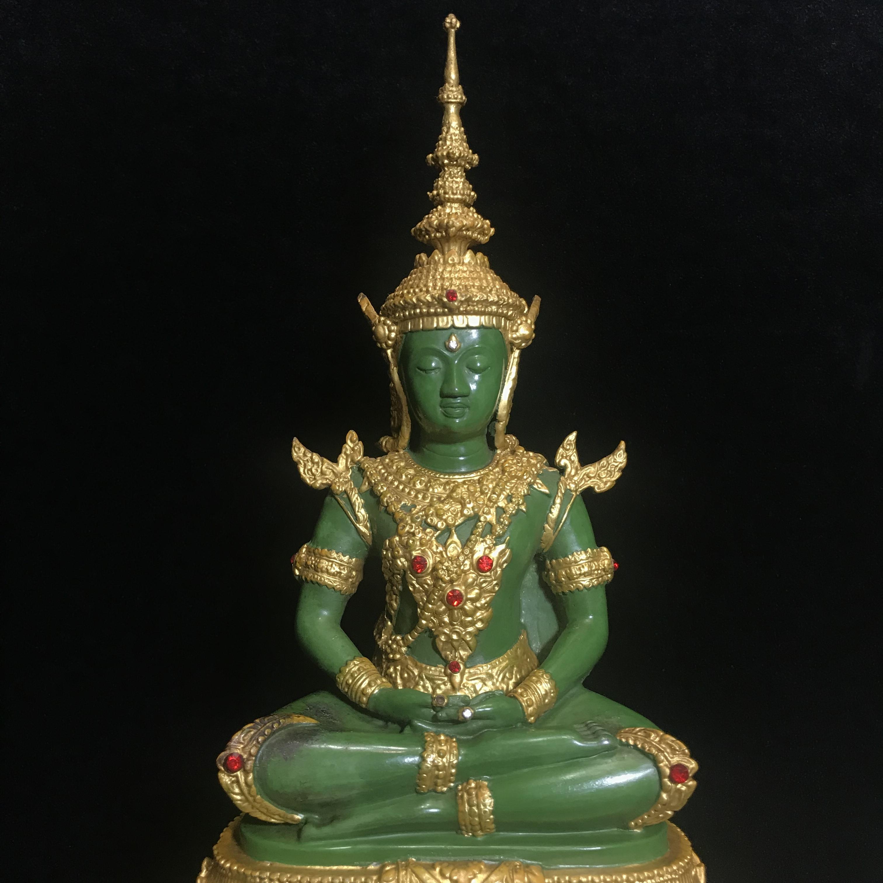 พระพุทธมหามณีรัตนปฏิมากร (จำลอง)พระแก้วมรกต วัดพุทธไทยถาวรวนาราม นครนิวยอร์ก ตรา ภปร. 6รอบ 72พรรษา ในหลวงรัชกาลที่9 ปี2542 ขนาดบูชาหน้าตัก 5นิ้ว หล่อเนื้อโลหะ(ในหลวงรัชกาลที่9 เสด็จเจิมพระสุหร่าย)(1ใน999องค์)