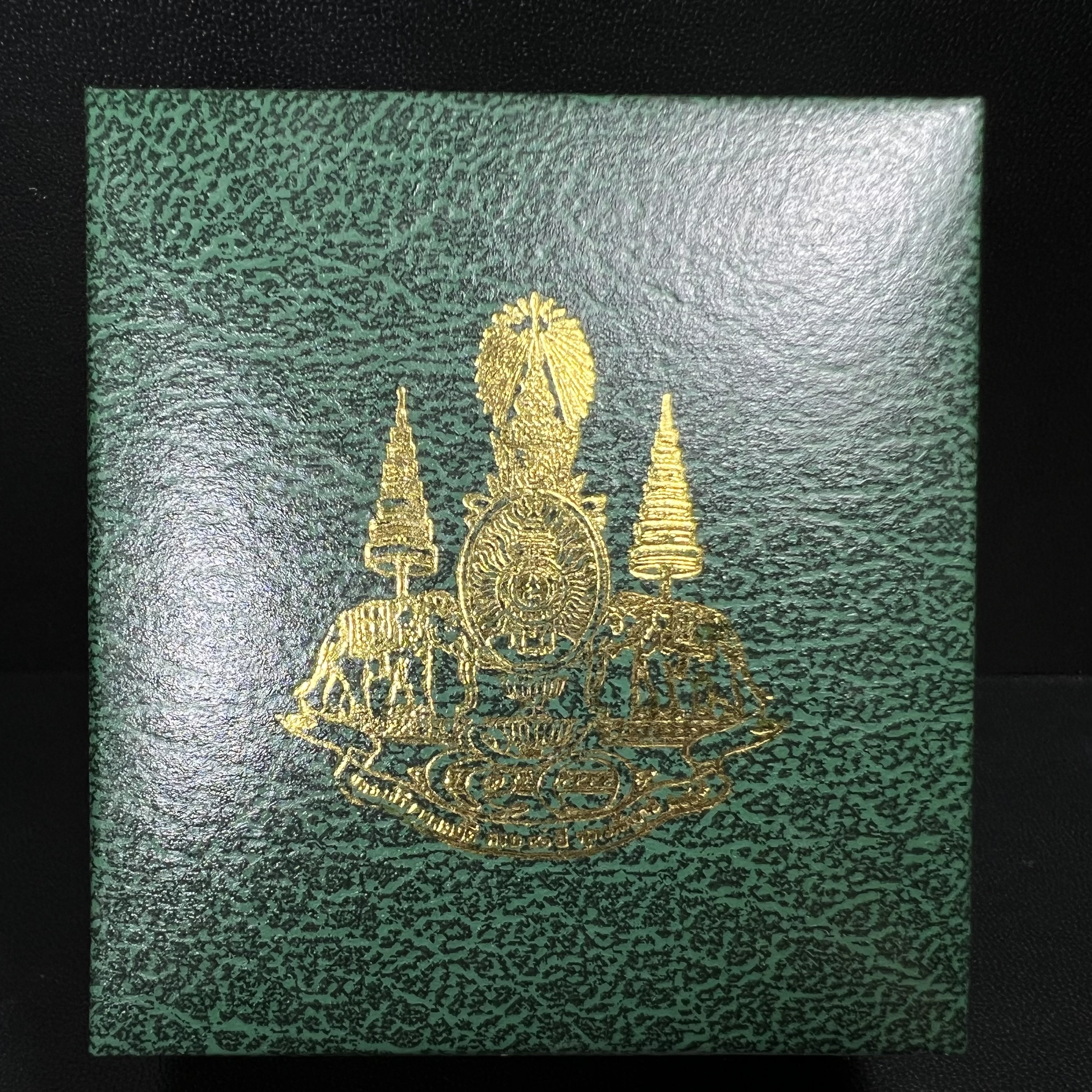 พระพุทธโสธร ภปร. รุ่นย้อนยุค สร้างพระอุโบสถ สมาคมชาวฉะเชิงเทรา จัดสร้าง ปี 2539 วโรกาสครองสิริราชสมบัติครบ 50 ปี เนื้อเงินทรายนวลขัดเงาบางส่วน พร้อมกล่องบรรจุและใบรับรองเดิม