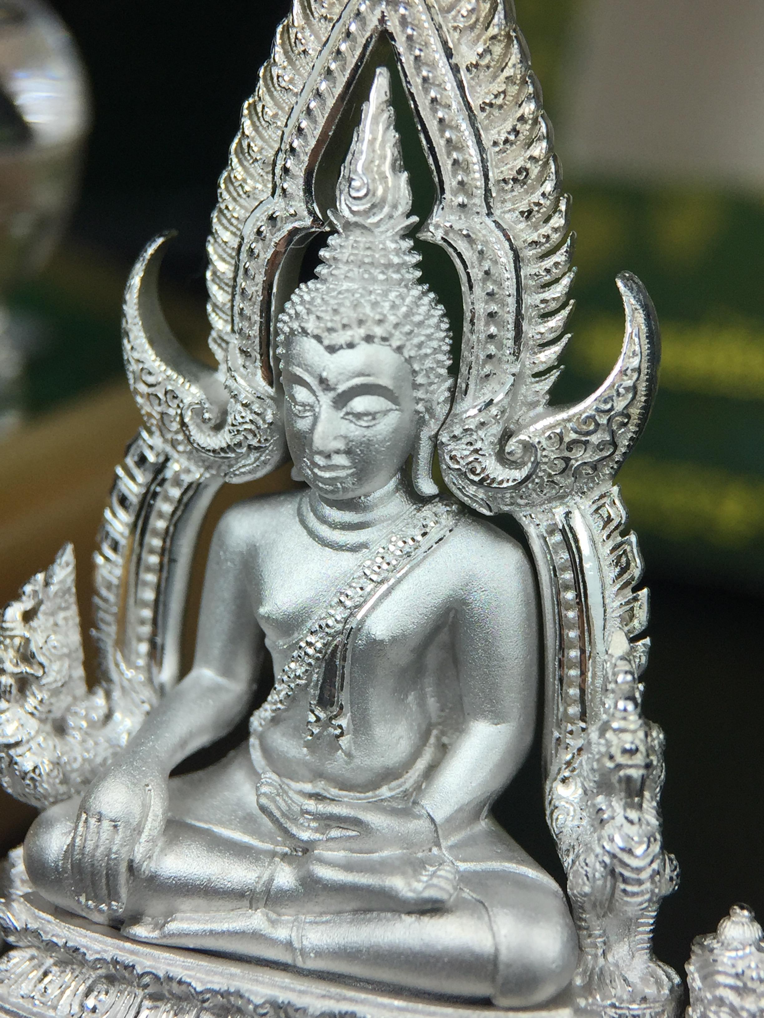 พระพุทธชินราช(จำลอง) ภปร. 84 พรรษา เนื้อเงินชุบทองคำขาว พิมพ์ใหญ่ขนาดหน้าตัก 3/4 นิ้ว(พระราชทานมวลสาร จิตรลดาและเส้นพระเจ้า(เส้นผม))รัชกาลที่9)พุทธศิลป์ทรงคุณค่าอีกหนึ่งรุ่นยอดนิยม(1ใน 3000 องค์)