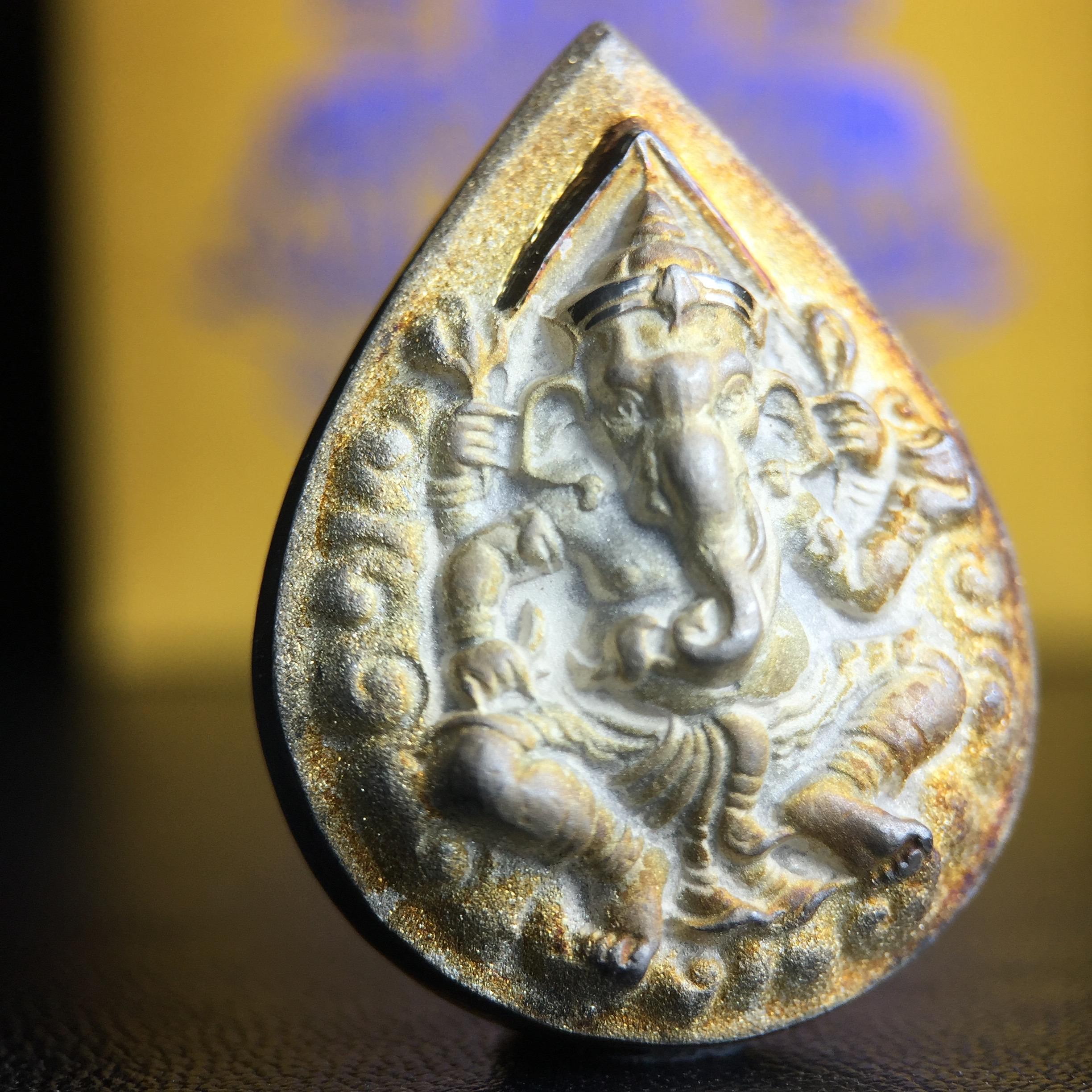 เหรียญพระพิฆเนศวร ญสส. ชุดกาญจนาภิเษกครองราชย์ 50 ปี พุทธศักราช 2538 พิมพ์ใหญ่(2.9 ซม.) เนื้อเงินผิวเดิมขึ้นสีรุ้งงดงามธรรมชาติสร้างสรรค์ สภาพสวยเดิมพร้อมกล่องบรรจุเดิม ตอกโค๊ดหมายเลขกำกับ(1ใน 5539องค์)