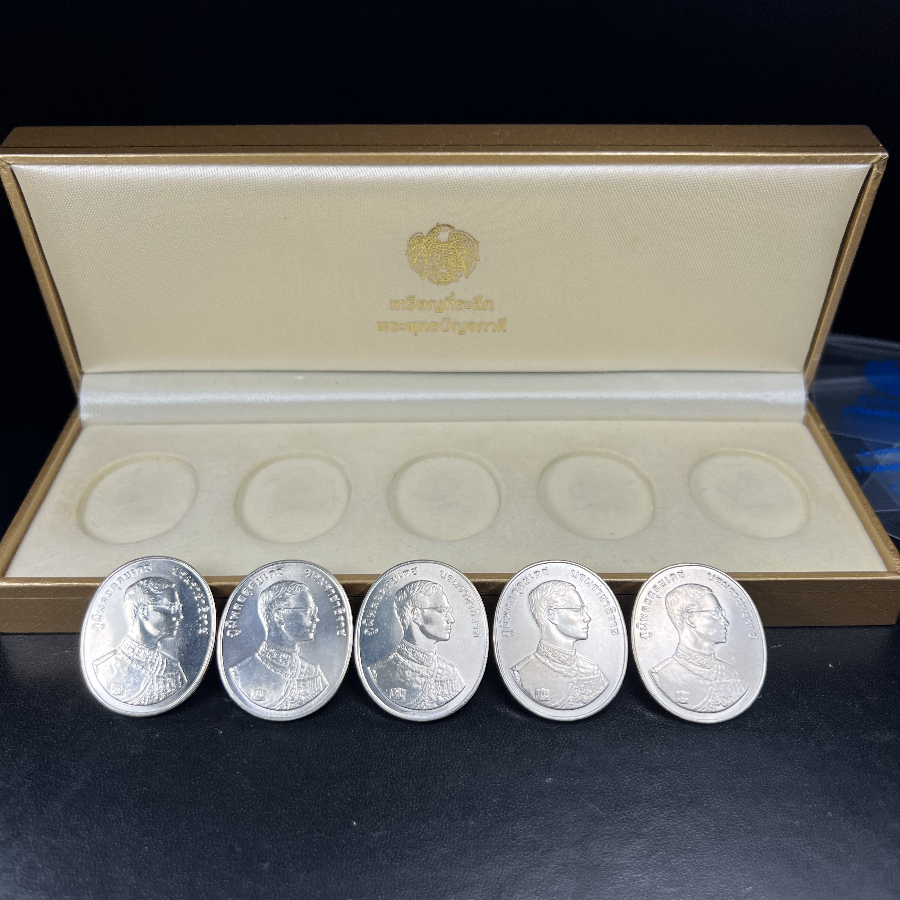ชุดเหรียญพระพุทธปัญจภาคี ปี 2539 ครบชุด 5 เหรียญ พิมพ์ใหญ่ขนาดสูง 3 ซม. เนื้อเงิน โค๊ต ง.(เงิน) บล็อกกษาปณ์ พร้อมกล่องบรรจุซีนซองเดิมครบสภาพสวย เนื่องในมหามงคลวโรกาสที่ในหลวงรัชกาลที่ 9 ทรงครองสิริราชสมบัติครบ 50ปี พิธีใหญ่ ณ พระอุโบสถวัดพระแก้ว