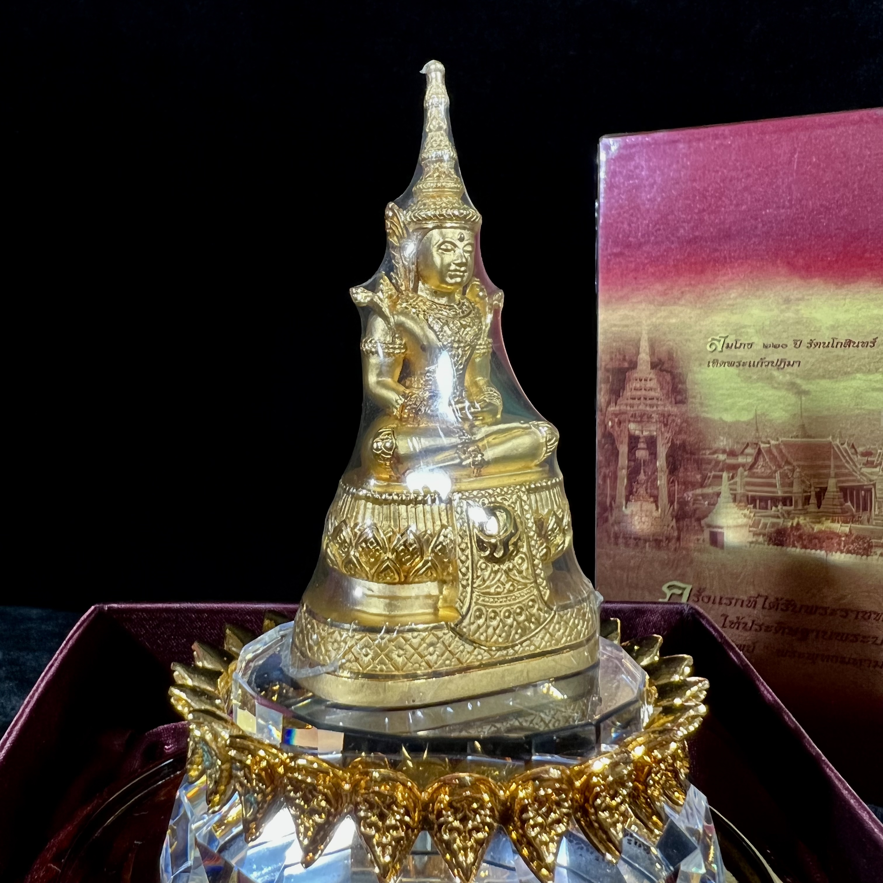 พระแก้วมรกต ภปร.(รุ่นแรก) ปี2545 รุ่นฉลองกรุงรัตนโกสินทร์ครบ 220 ปี หล่อลอยองค์ เนื้อทองคำบริสุทธิ์99.99% ขนาดบูชา 50*90 มม. พร้อมฐานวางครอบแก้วเดิมกล่องบรรจุเดิมครบสมบูรณ์(สวยงามและหายากมาก)(1ใน1000องค์)