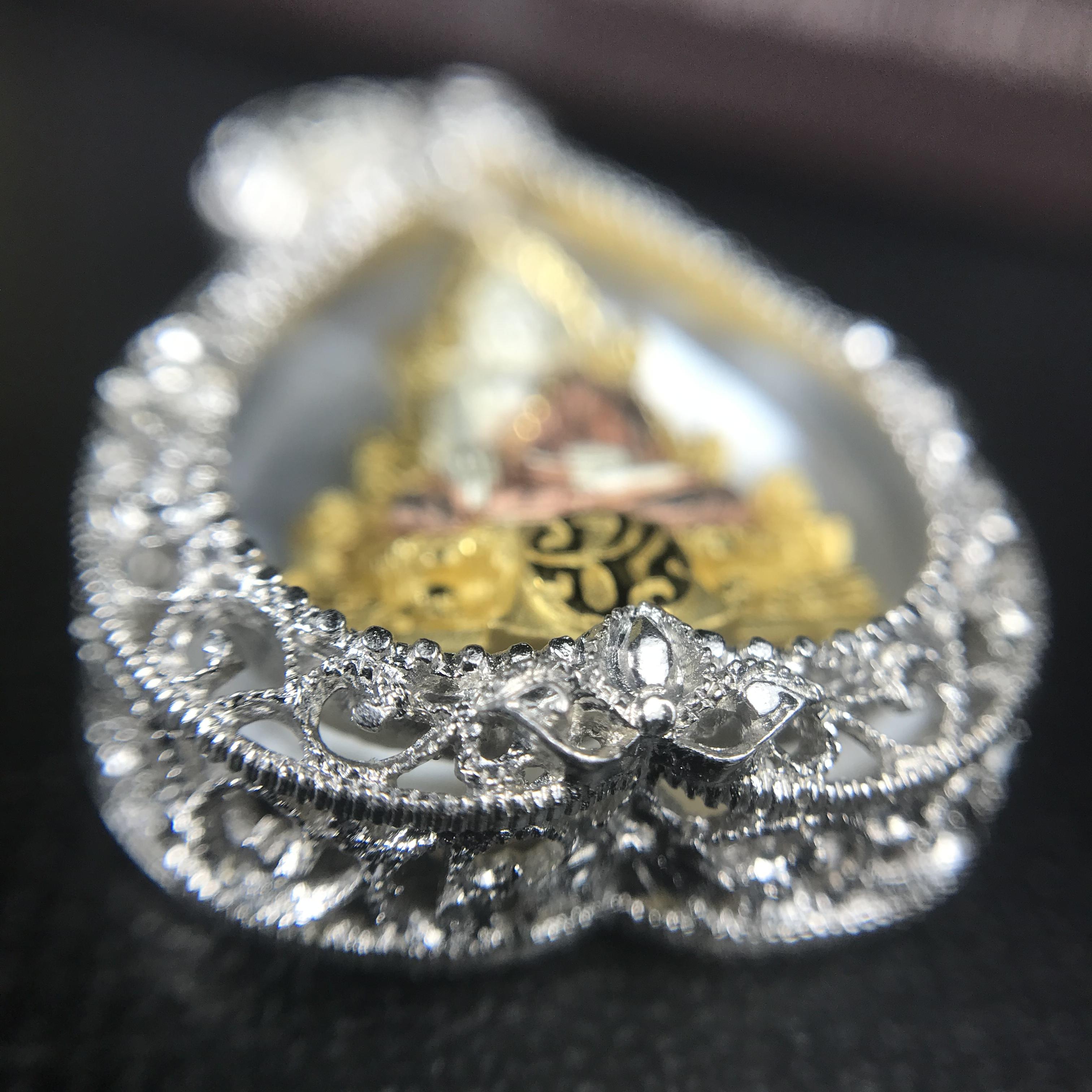 พระพุทธชินราช ภปร. โครงการ "เพราะแผ่นดินนี้ คือ แผ่นดินเกิด" ปี2548(รุ่นแรก) เหรียญทรงใบโพธิ์ ขนาด 21 x 29 มม. เนื้อเงินสามกษัตริย์ องค์พระชุบสามกษัตริย์ ล้อมด้วยกรอบเงินชุบทองคำขาวสลักเสลาเป็นลวดลายละเอียดอ่อน ส่วนพื้นองค์พระเป็นเปลือกหอยมุข