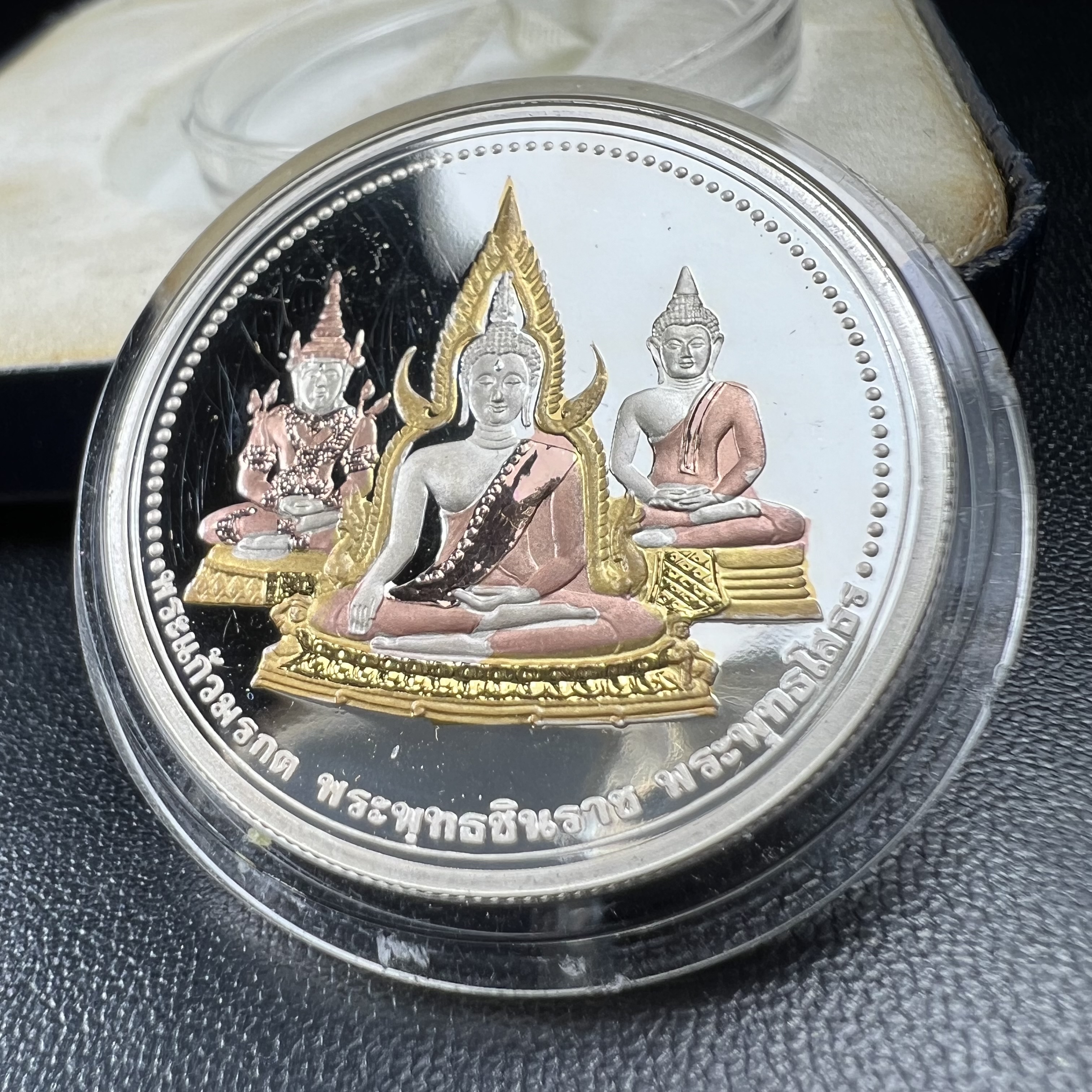 เหรียญพระแก้วมรกต พระพุทธชินราช พระพุทธโสธร รุ่นพุทธบารมี ปี 2540 เนื้อเงินขัดเงา 99.9% ชุบ 3 กษัตริย์ พร้อมกล่องบรรจุเดิม พิธีพุทธาภิเษก 2 พิธี มหามงคล (พระพุทธคู่บ้านคู่เมือง รูปแบบเหรียญสวยงดงามมาก พิธีใหญ่ เป็นที่นิยม)สร้างน้อยหายาก 1 ใน 500 เหรียญ